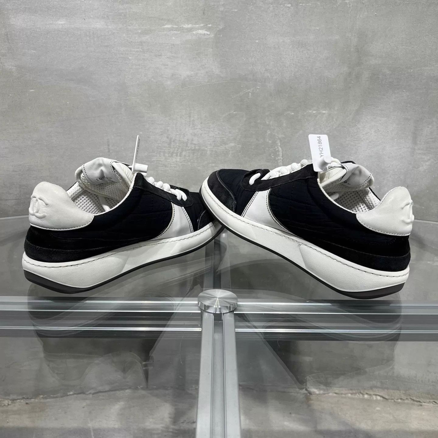 Chanel CHANEL CC Leather Low-Top Sneaker B&W Size 38 Size US 7.5 / IT 37.5 - 5 Thumbnail