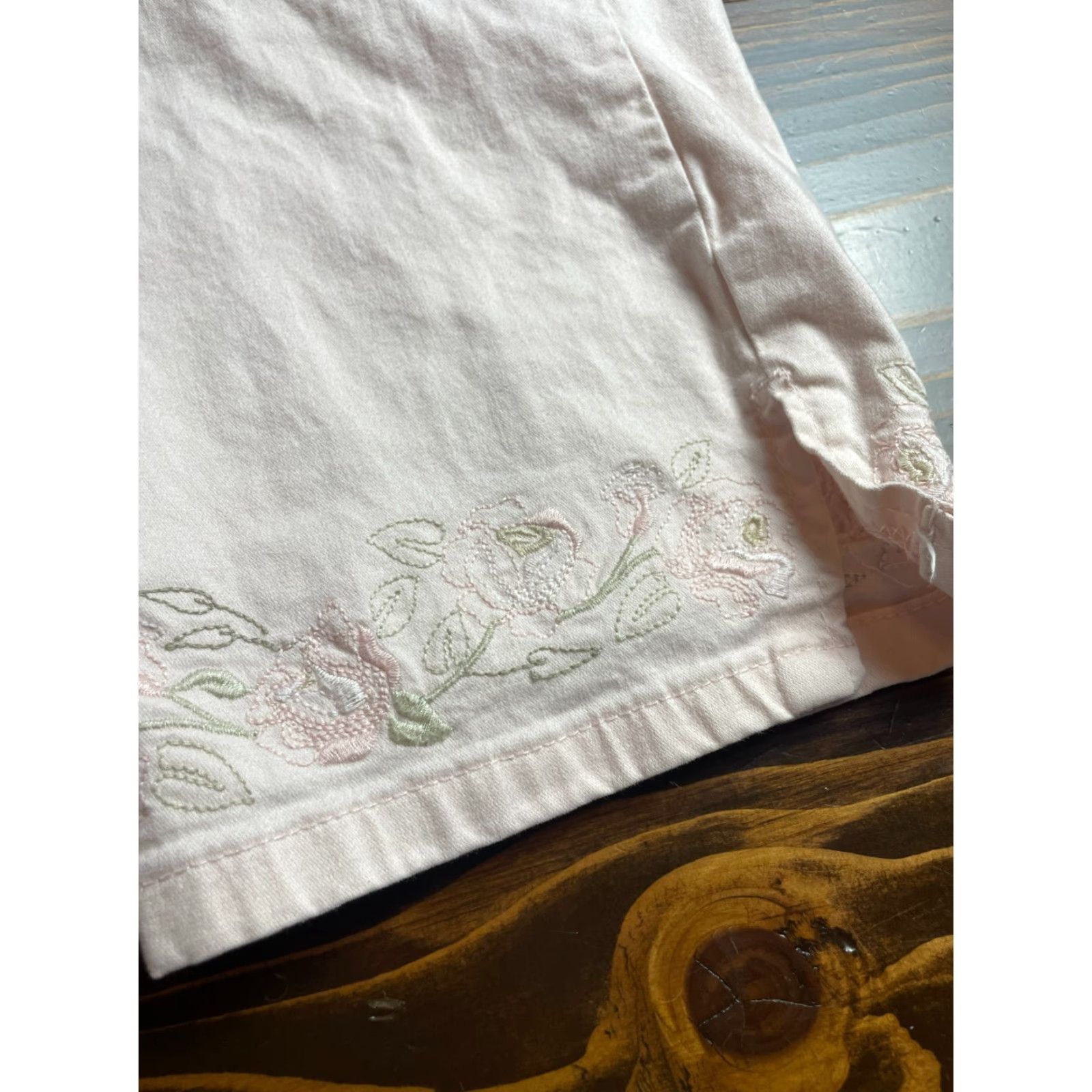 Gloria Vanderbilt Gloria Vanderbilt Pants Women's 10 Pink Embroidered Capri Straight Leg Casual Travel Size 24" / US 00 / IT 34 - 3 Thumbnail