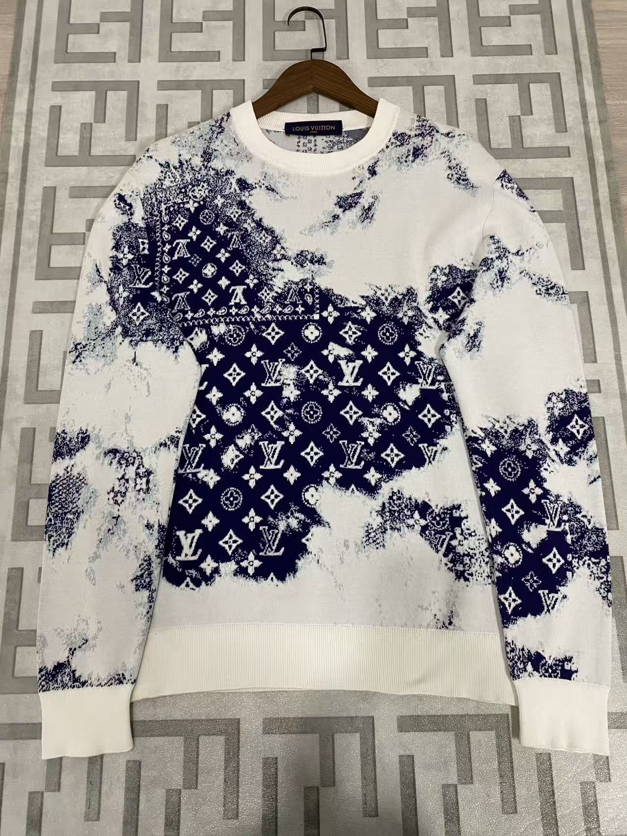 Louis Vuitton Louis Vuitton Bandana Print Sweater Size M Size US M / EU 48-50 / 2 - 1 Thumbnail