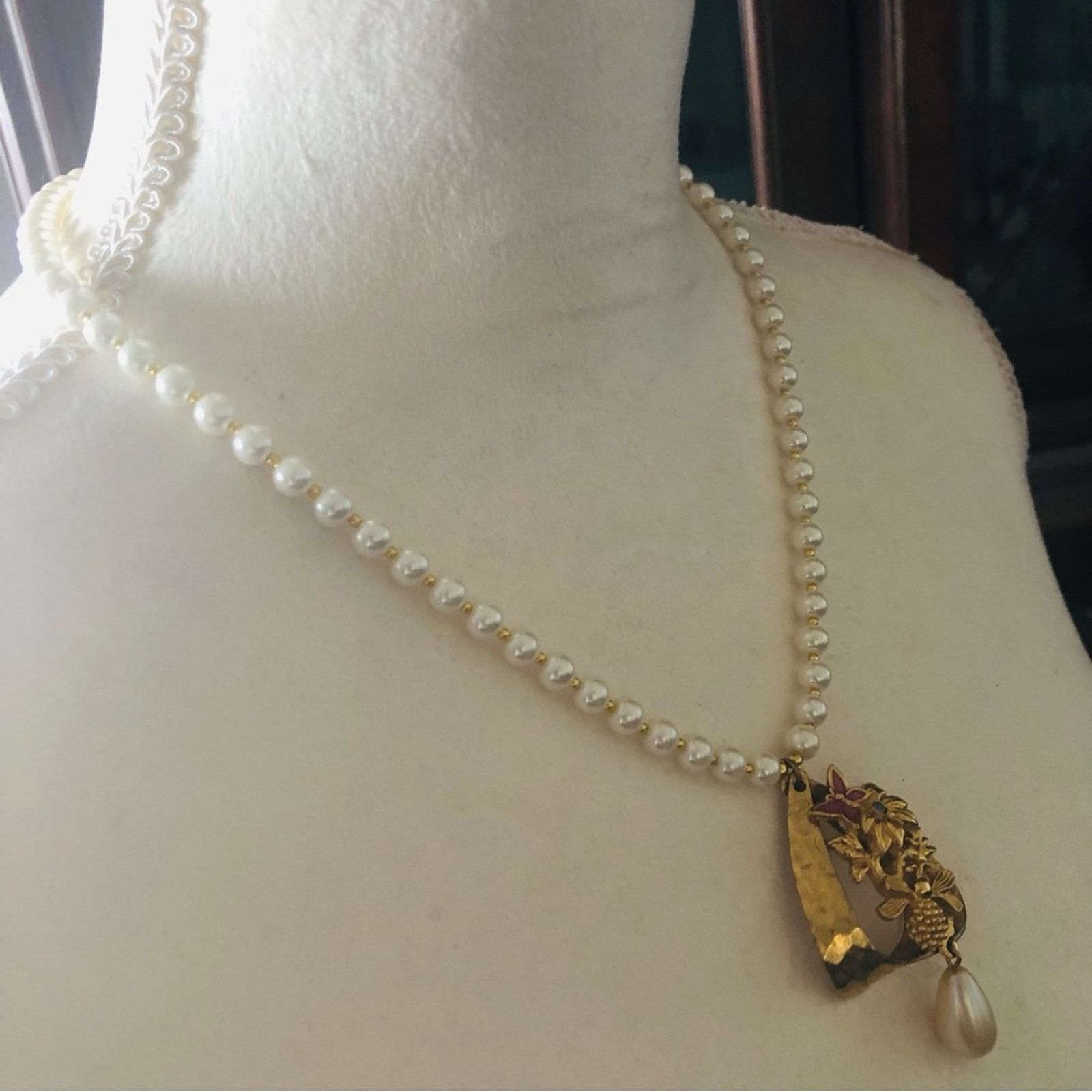 Handmade Handcrafted repurpose hammered gold floral Pearl necklace Size ONE SIZE - 3 Thumbnail