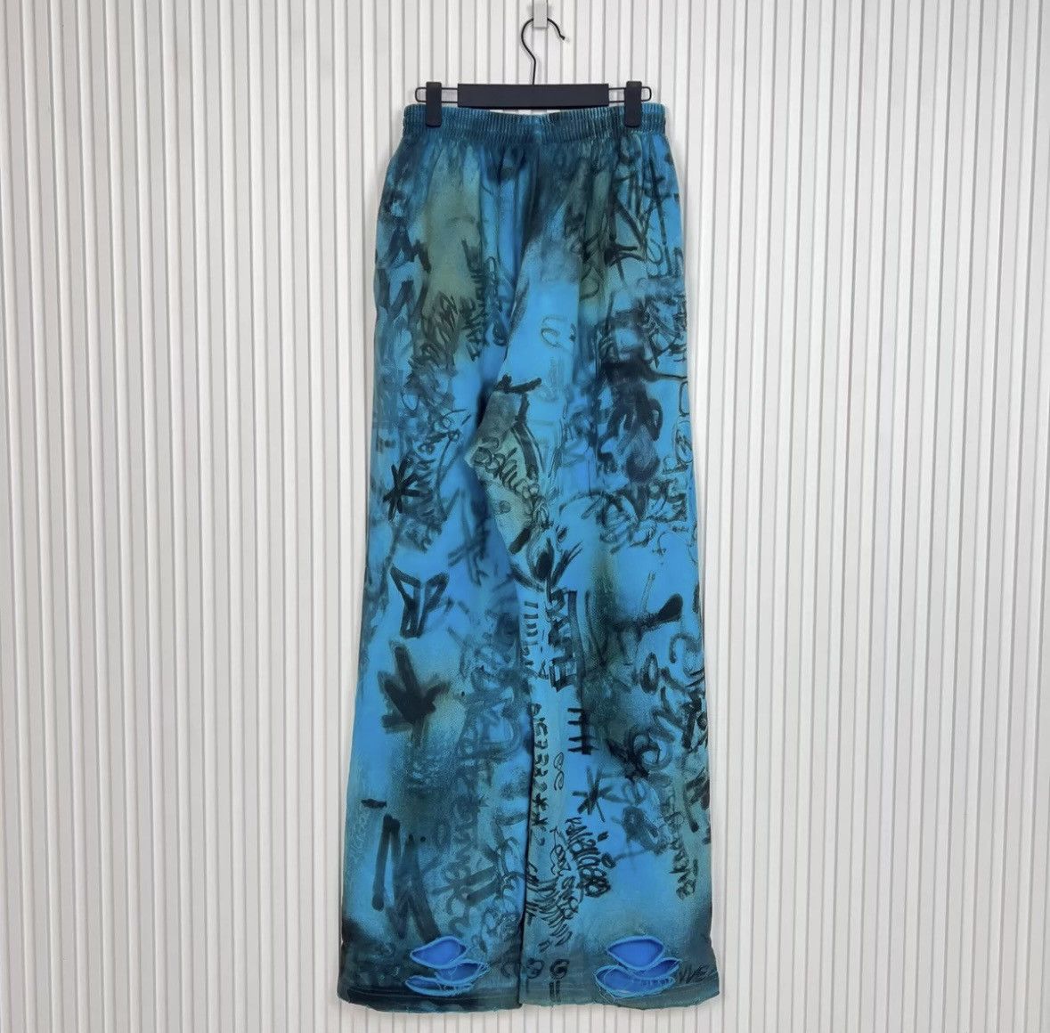 Balenciaga Balenciaga Manchester United graffiti sweatpants Size US 28 / EU 44 - 2 Thumbnail