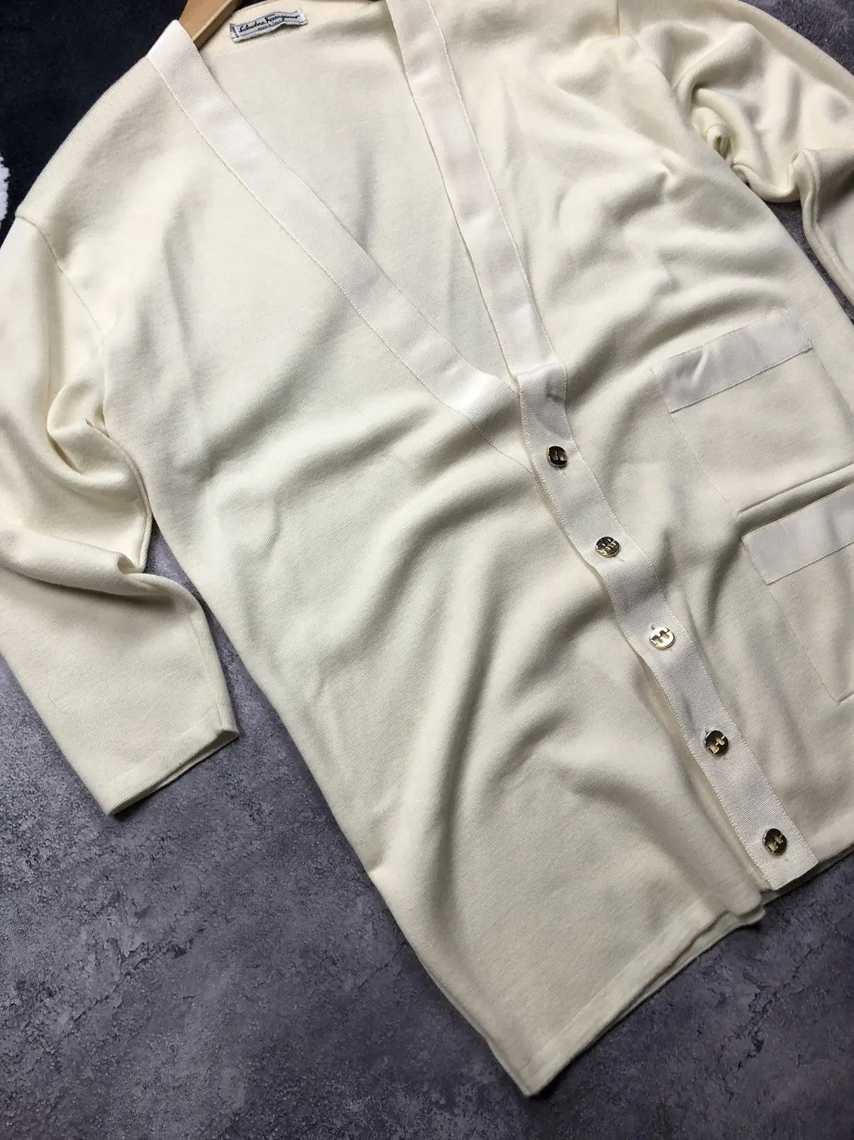 Salvatore Ferragamo SALVATORE FERRAGAMO Vintage Luxury Cotton Beige Cardigan Size US M / EU 48-50 / 2 - 3 Thumbnail