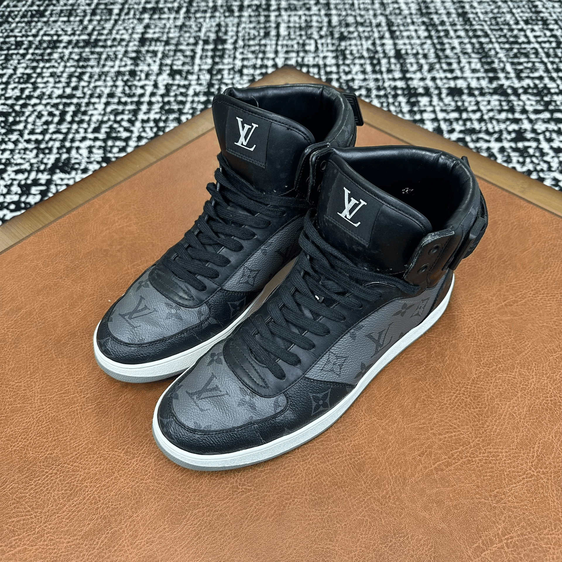 Louis Vuitton Louis Vuitton Leather Gray Hitop Sneakers 8 Men Size US 8 / EU 41 - 1 Thumbnail