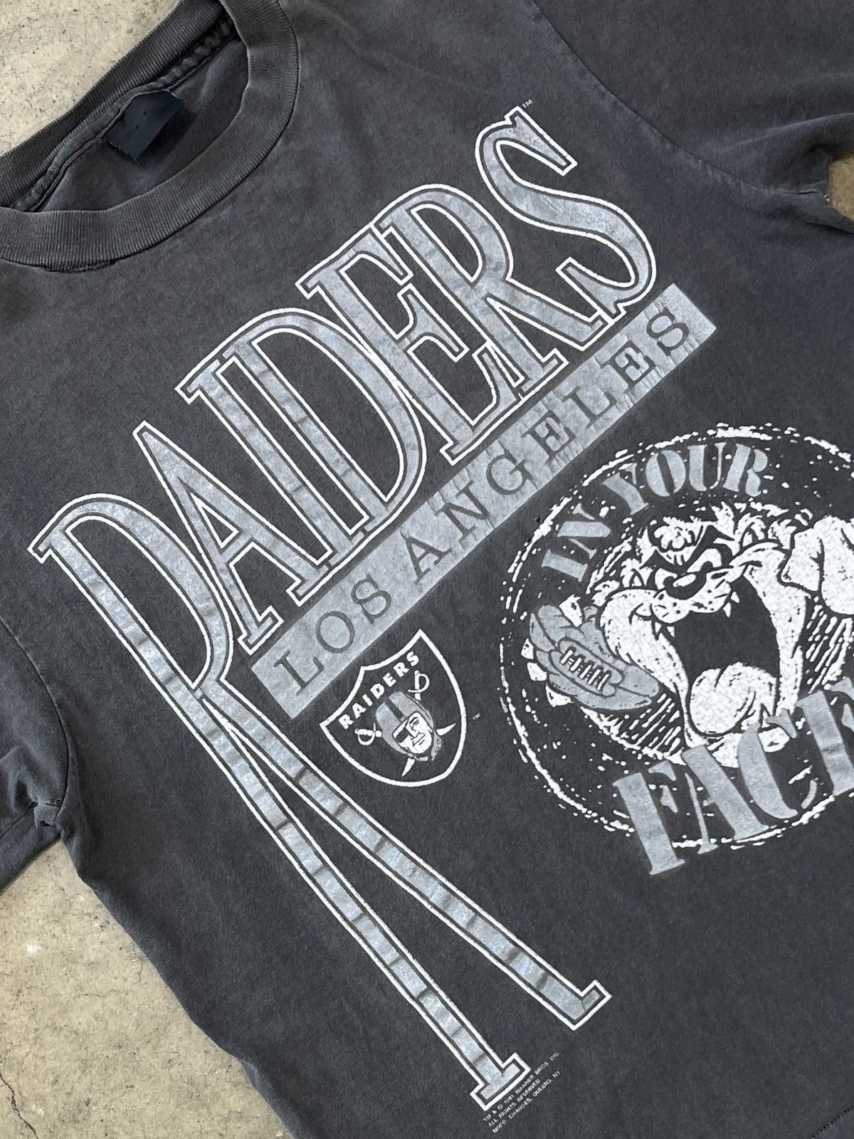 NFL Vintage 1991 Los Angeles Raiders Looney Tunes Taz Tee Large Size US L / EU 52-54 / 3 - 1 Thumbnail