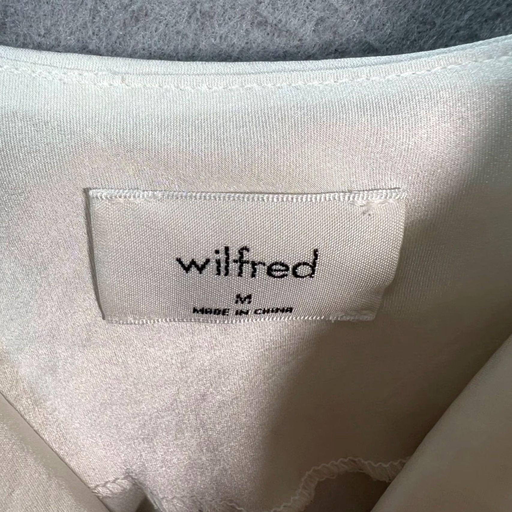 Vintage Wilfred Satin Ivory Camisole Adjustable Straps 100% Polyester Womens Medium Shirt Tank M Ivory Satin Camisole Wilfred Women's M Size ONE SIZE - 3 Thumbnail