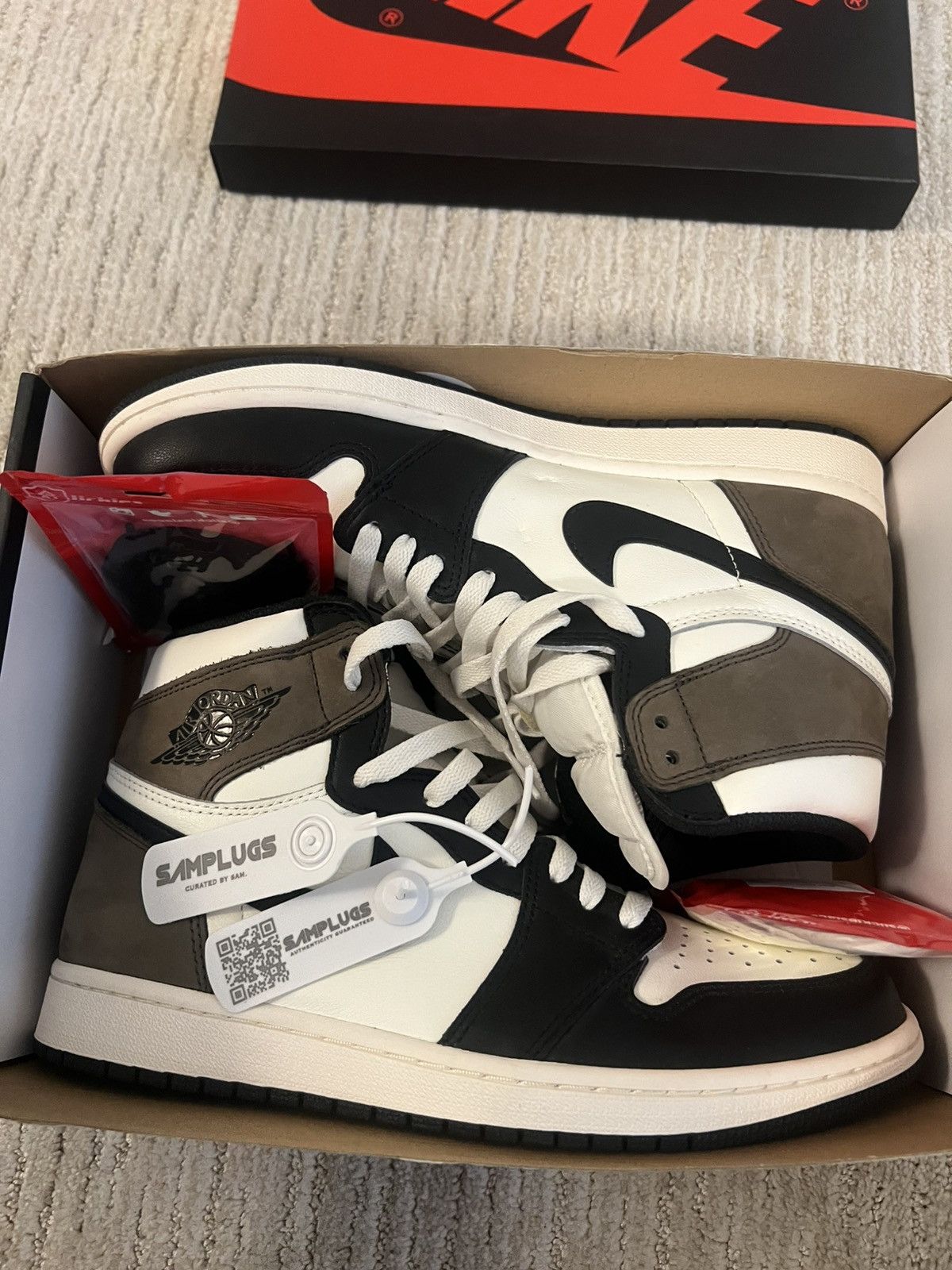 Nike Jordan 1 Retro High Dark Mocha Size US 9.5 / EU 42-43 - 13 Thumbnail