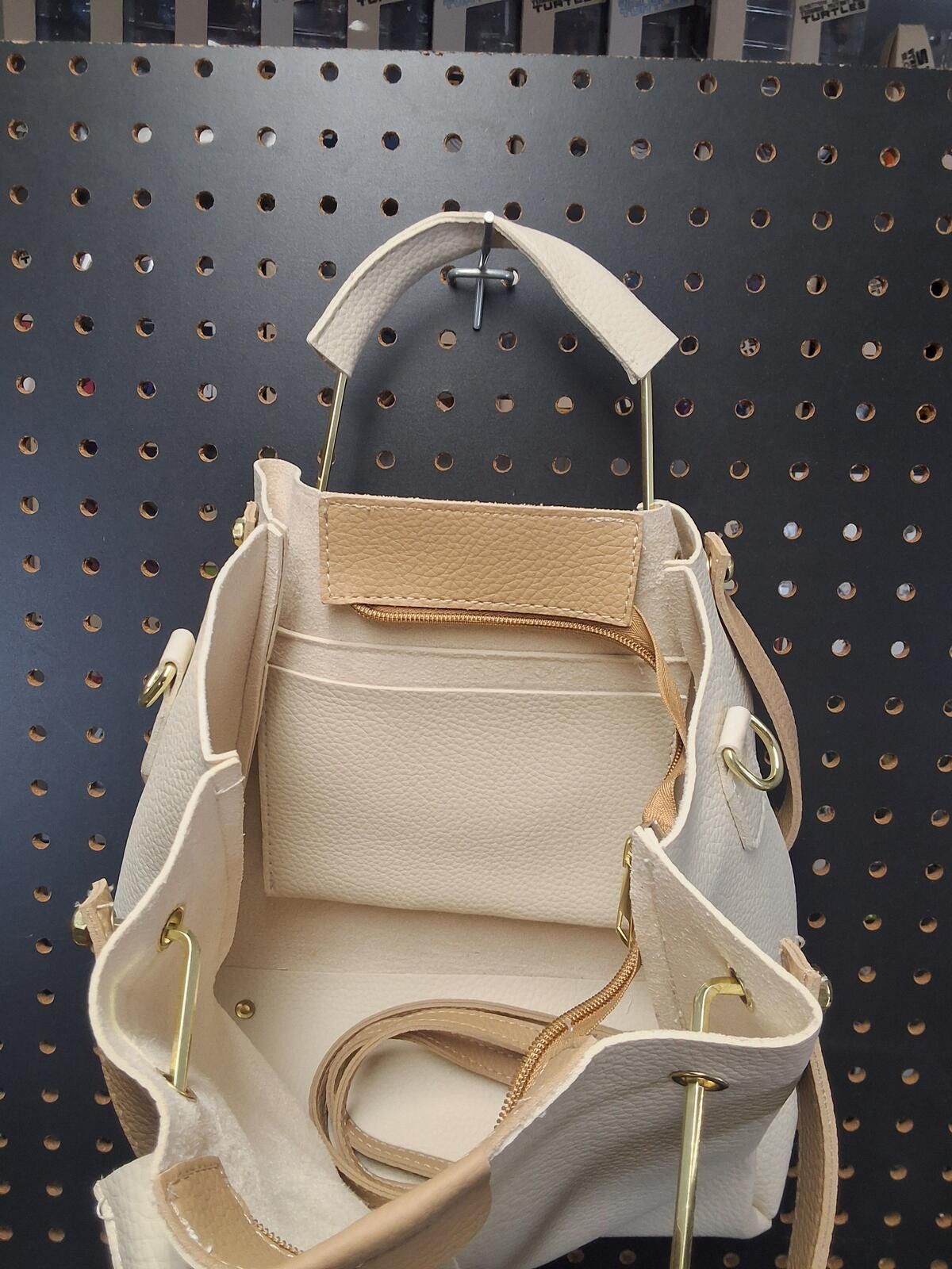 The Unbranded Brand Chic Cream Leather Tote Bag with Gold Accents - Stylish! Size ONE SIZE - 6 Thumbnail