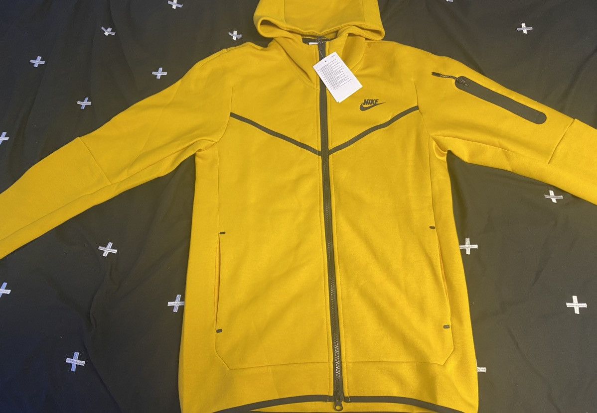 yellow and black nike tech