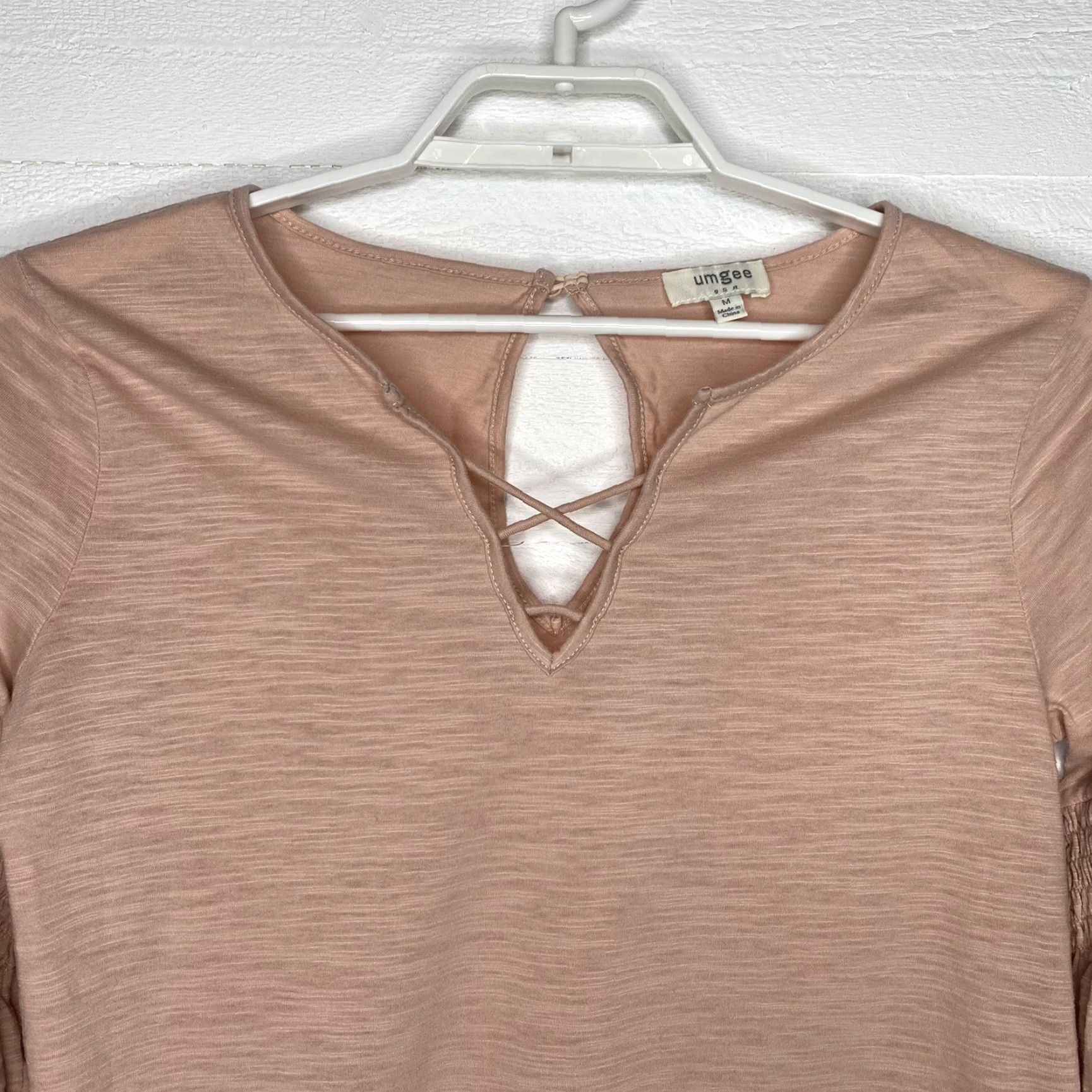 Bell UMGEE Women's Top Blouse Medium 3/4 Bell Sleeve Light Pink V-Neck Key Hole Back Strappy Size M / US 6-8 / IT 42-44 - 4 Thumbnail