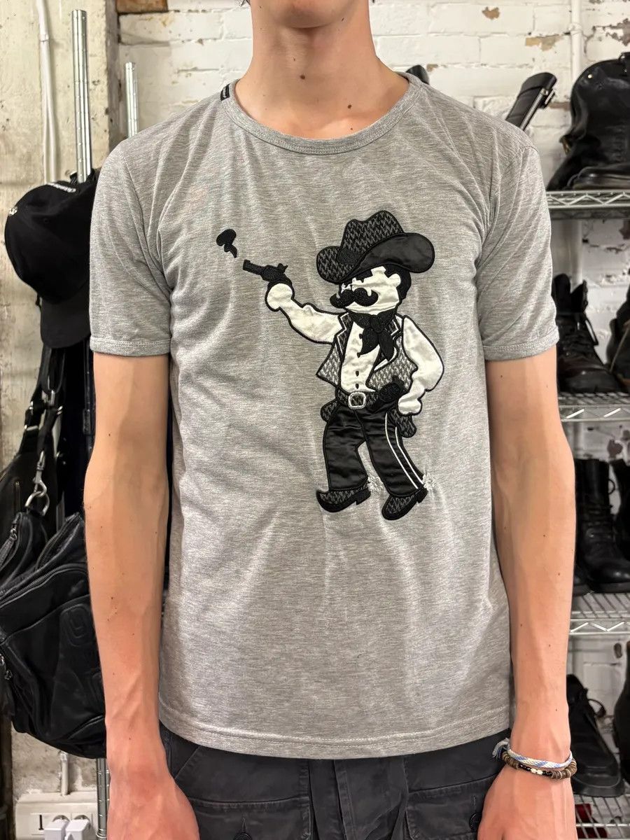 Dolce & Gabbana × Vintage 2000s Dolce & Gabbana Cowboy Gun Human Grey Tee-Shirt Size US M / EU 48-50 / 2 - 2 Thumbnail