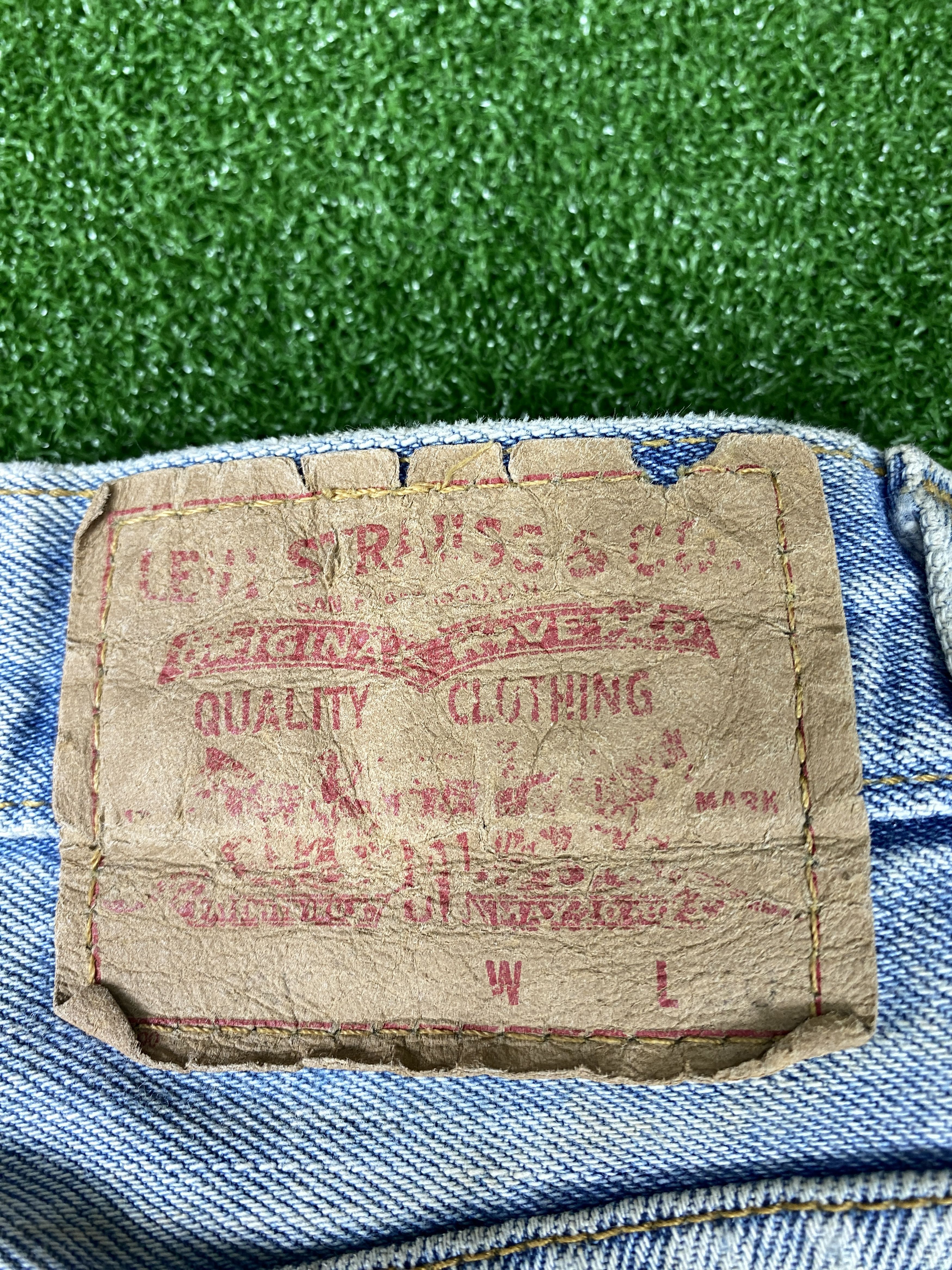 Levi's × Vintage Vintage Levi's 505 Distressed Denim Mid wash Jeans Size US 31 - 11 Thumbnail