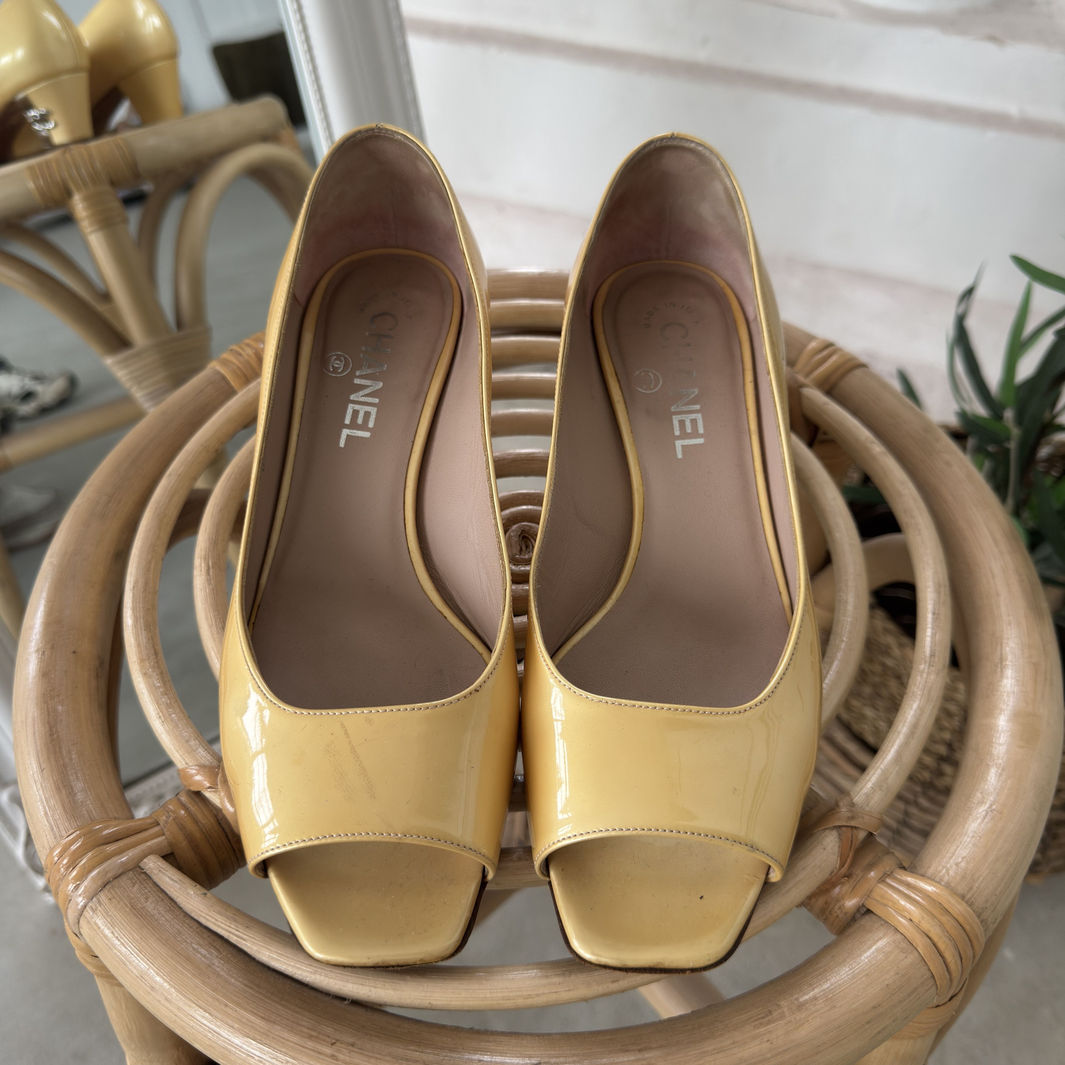 Chanel Chanel Yellow Patent Leather Peep Toe CC Logo Heels EU 38 Size US 8 / IT 38 - 3 Thumbnail