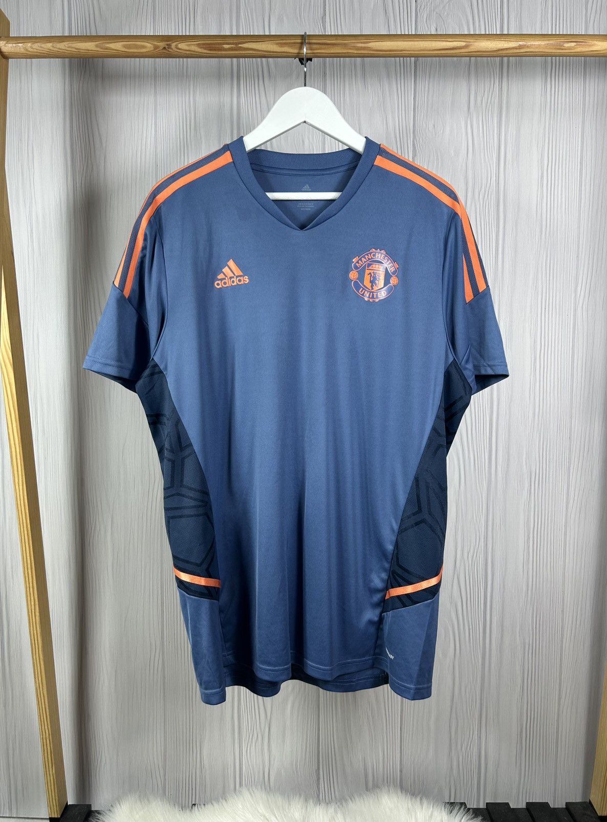 Adidas MANCHESTER UNITED 2022/2023 TRAINING JERSEY ADIDAS SIZE L Size US XL / EU 56 / 4 - 1 Thumbnail