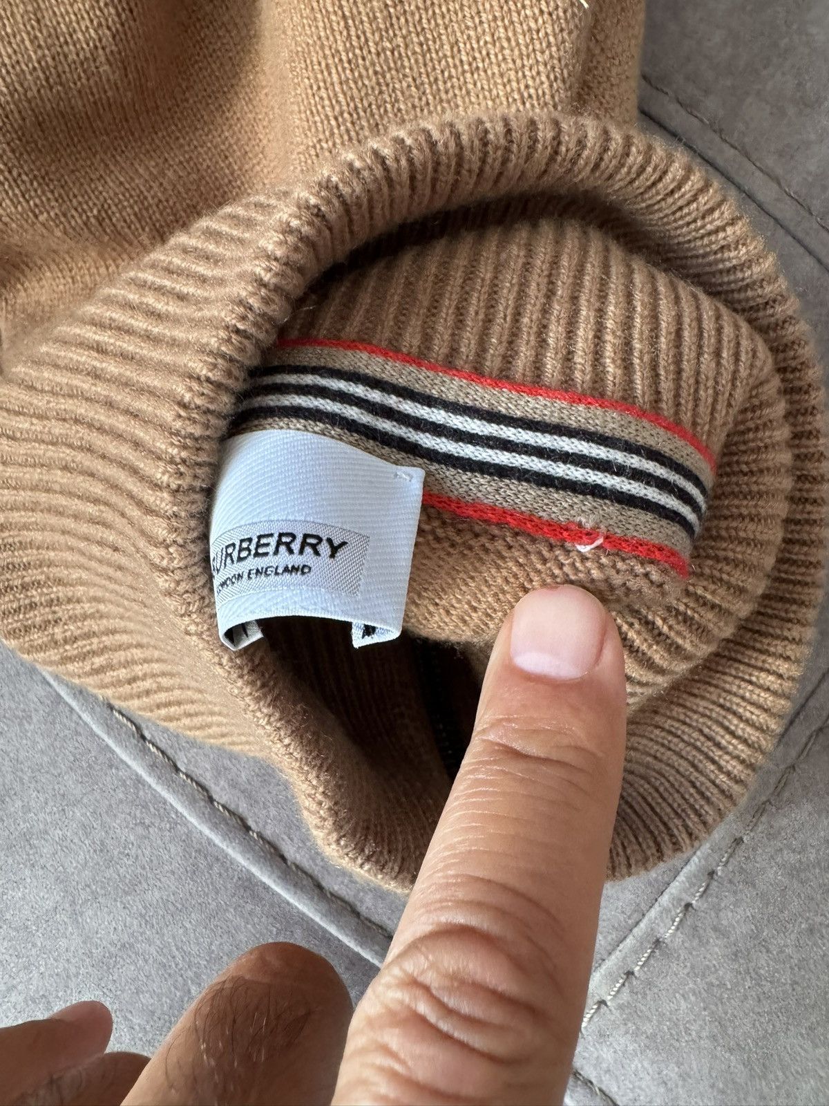 Burberry BURBERRY cashmere jumper SEE PHOTOS FOR REAL TAPE MEASUREMEN Size US S / EU 44-46 / 1 - 24 Thumbnail