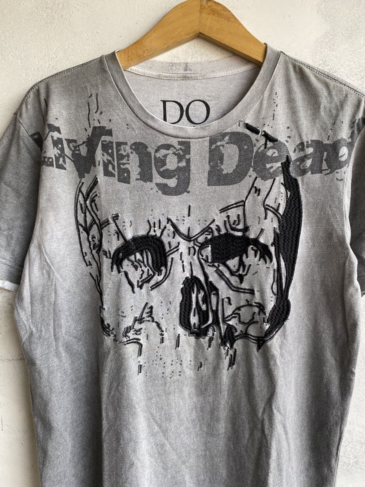 Japanese Brand Vintage Y2K Skull Living Dead Tee Size US S / EU 44-46 / 1 - 2 Thumbnail