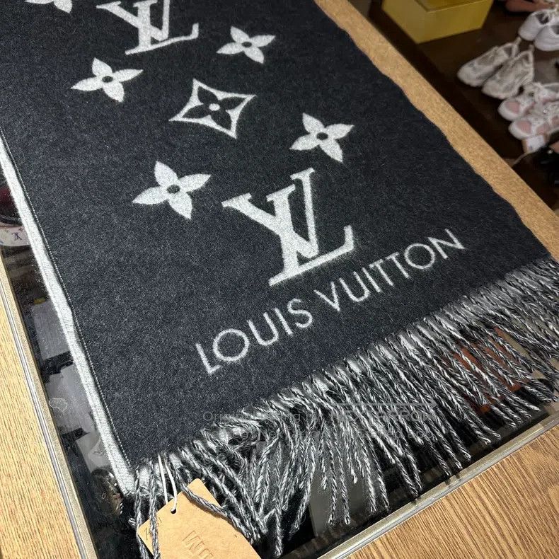 Louis Vuitton Louis Vuitton Full Logo Fringe Cashmere Scarf Size ONE SIZE - 3 Thumbnail