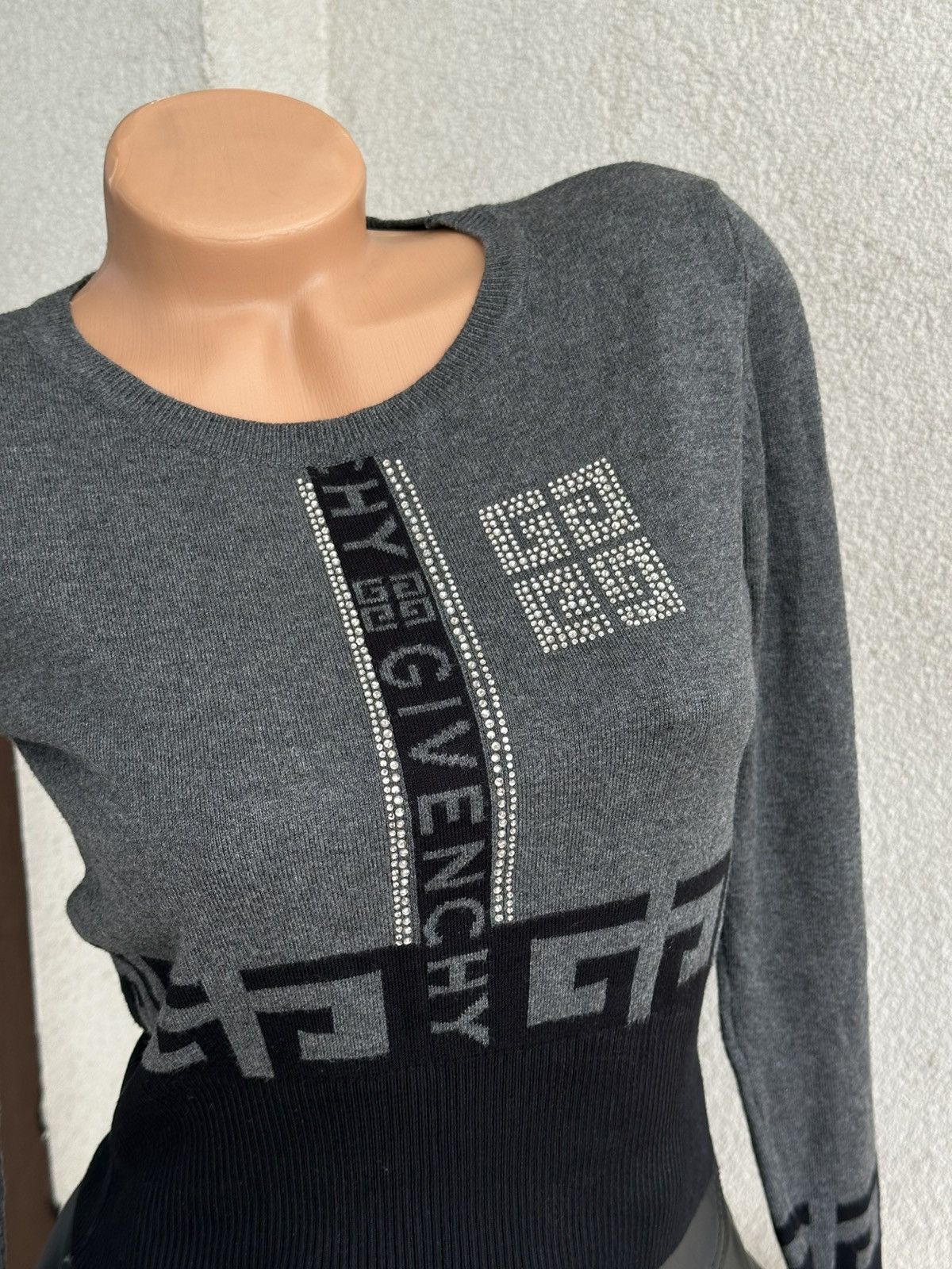 Givenchy Givenchy Rhinestone Logo Knit Crop Sweater - Size M Size M / US 6-8 / IT 42-44 - 2 Thumbnail