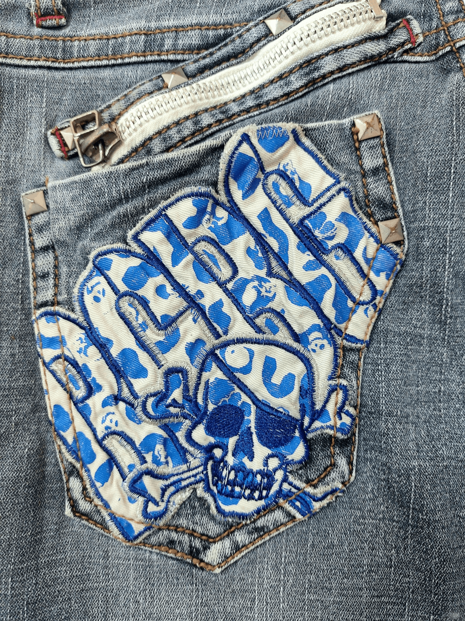 Vintage BCBG Embroidery Skulls Design Pocket Cropped Pants Size 27" / US 4 / IT 40 - 12 Thumbnail