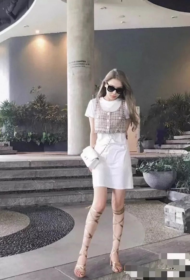 Chanel Chanel White short-sleeved T-shirt dress 2504-Nextarrow Size M / US 6-8 / IT 42-44 - 9 Thumbnail