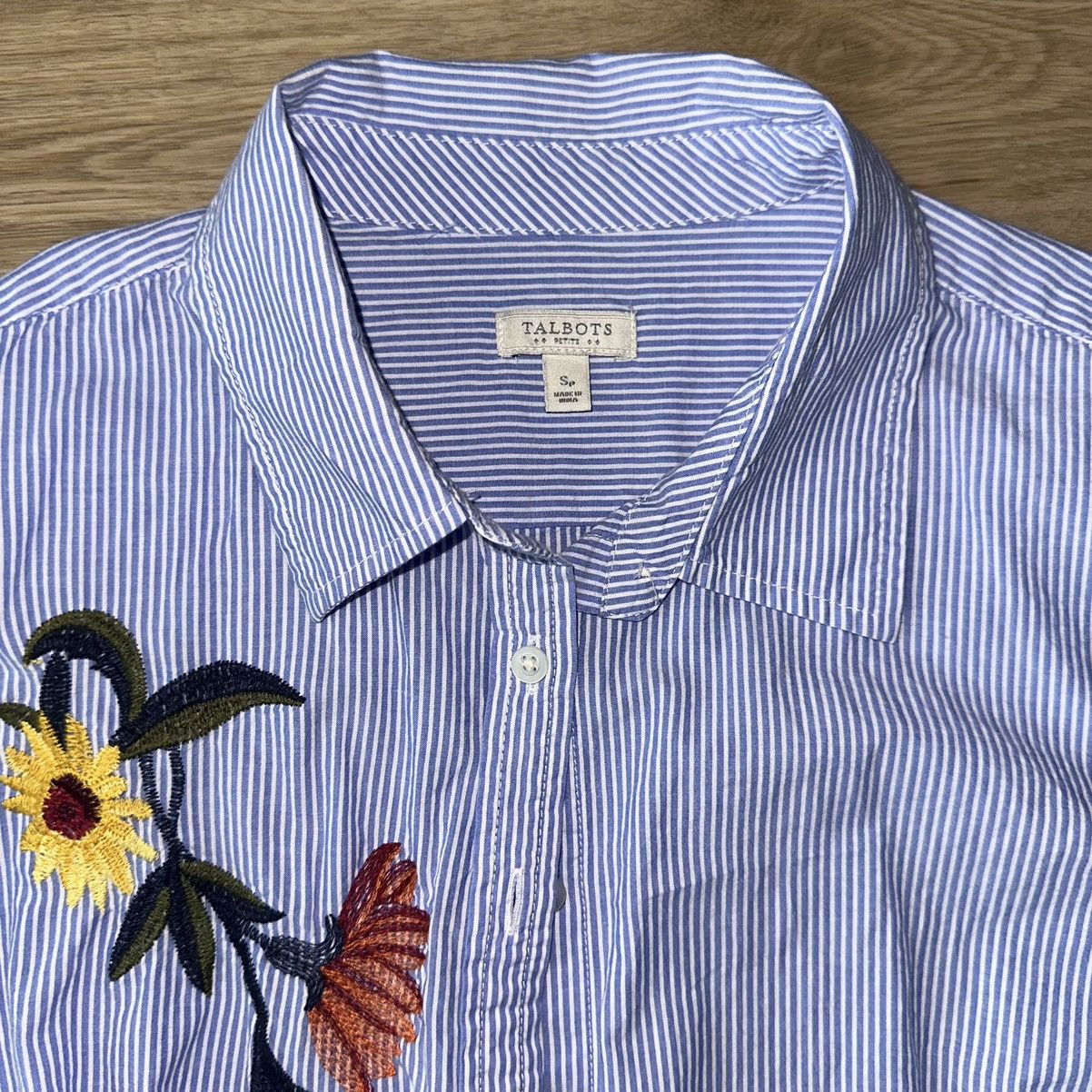 Talbots Petite floral embroidered button down Size S / US 4 / IT 40 - 4 Thumbnail