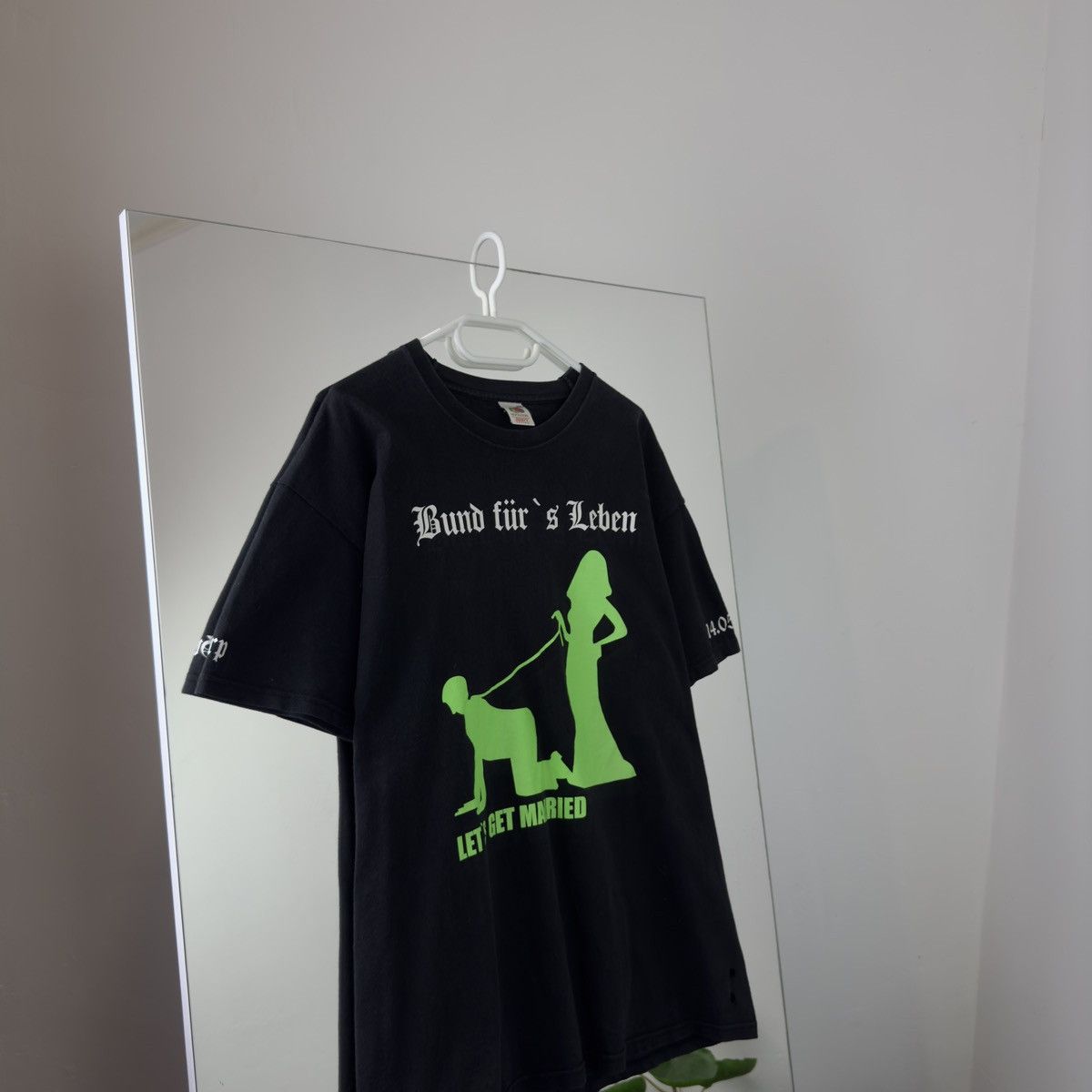 Other Crazy T-shirt Now He’s On A Leash Humor Tee Vintage Size US XL / EU 56 / 4 - 2 Thumbnail