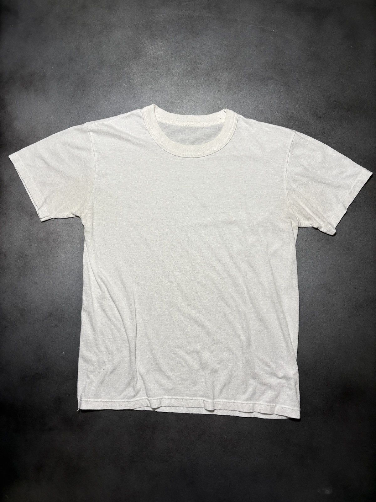 Vintage Vintage Blank Tee White T-Shirt 1970s 1980s Tubular Base Lay Size US S / EU 44-46 / 1 - 1 Thumbnail