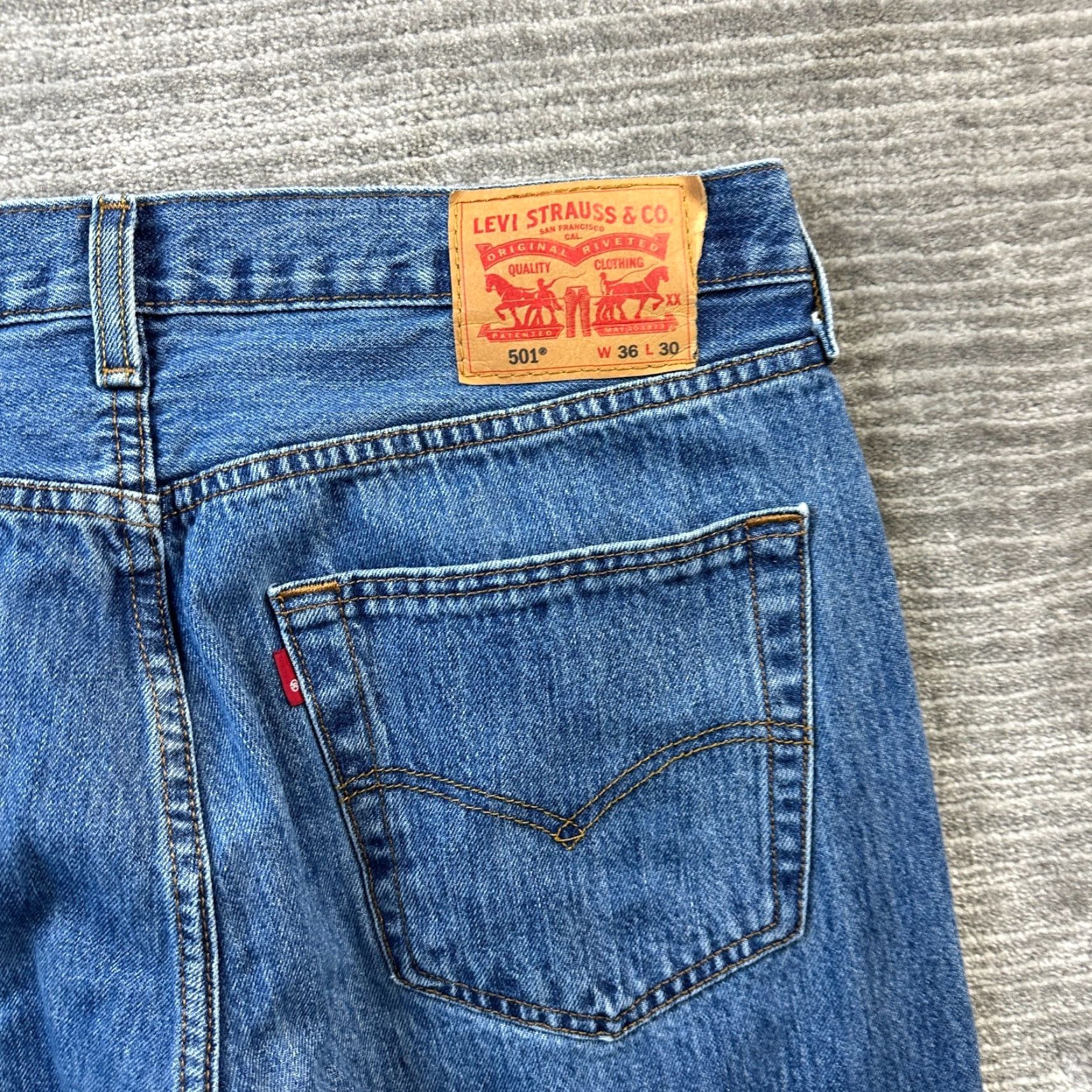 Levi's VINTAGE Levi's 501 Jeans Mens 36x30 Blue Denim Straight 5-Pocket Regular Fit Casual 90s Mens Size US 36 / EU 52 - 4 Thumbnail