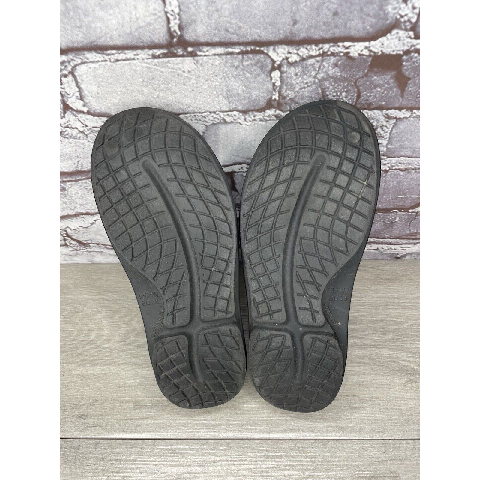 Other Oofos Oocloog Recovery Black Rubber Mules Slides Sandals Wom Size US 7 / IT 37 - 13 Thumbnail