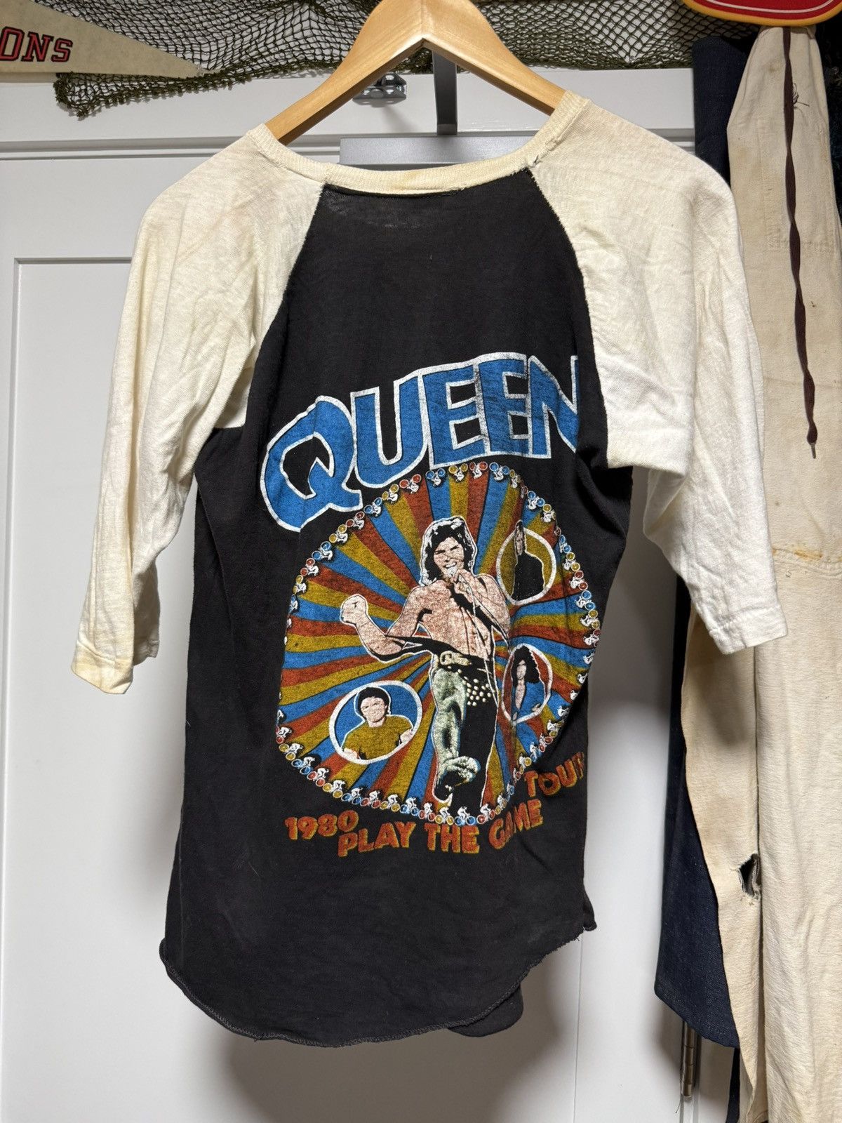 Vintage Super rare 1980 Queen Play The Game Tour raglan shirt Size US L / EU 52-54 / 3 - 3 Thumbnail