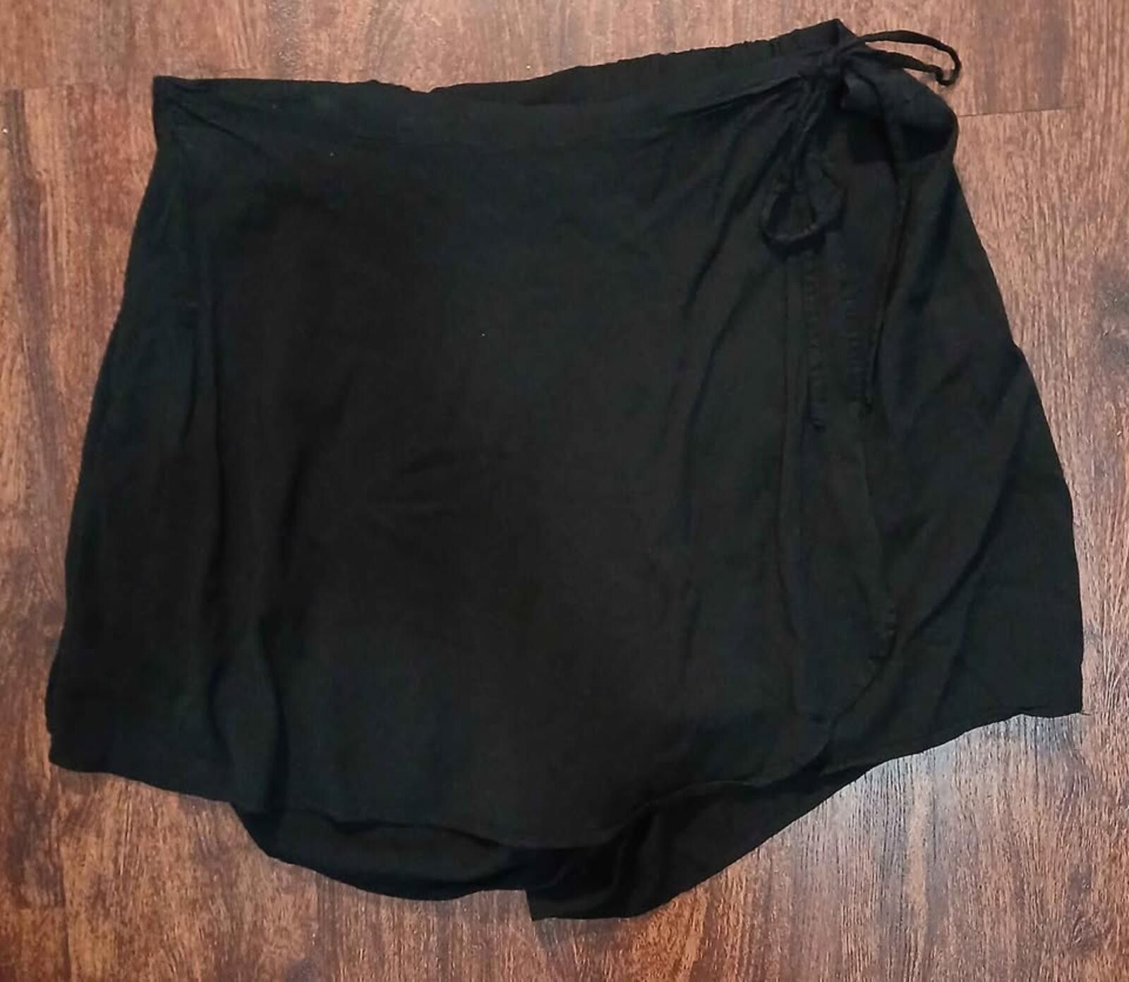 Other Torrid Black Wrap/Side Tie Skort Size 1 Like New! Size 40" / US 18 - 1 Thumbnail
