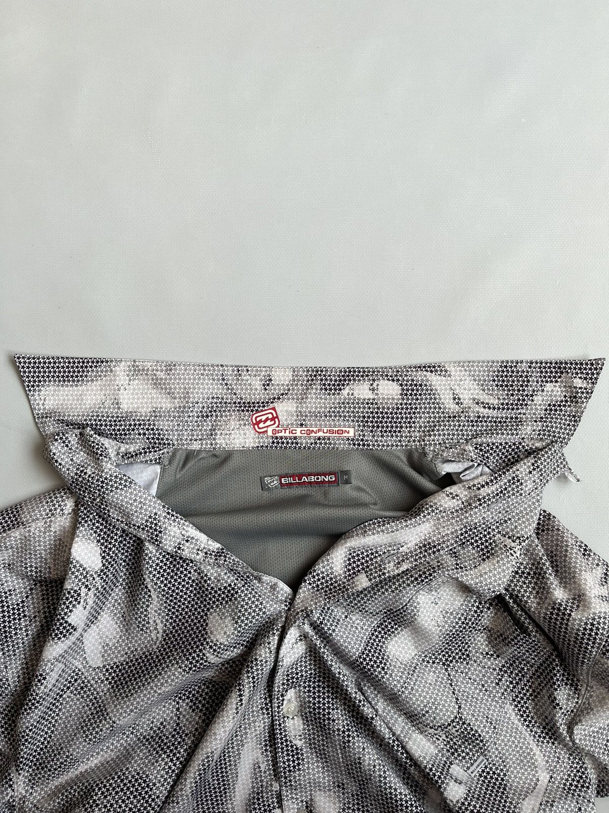 Billabong Vintage 90s Billabong Optic Confusion Monogram Girl Shirt Size US M / EU 48-50 / 2 - 5 Thumbnail