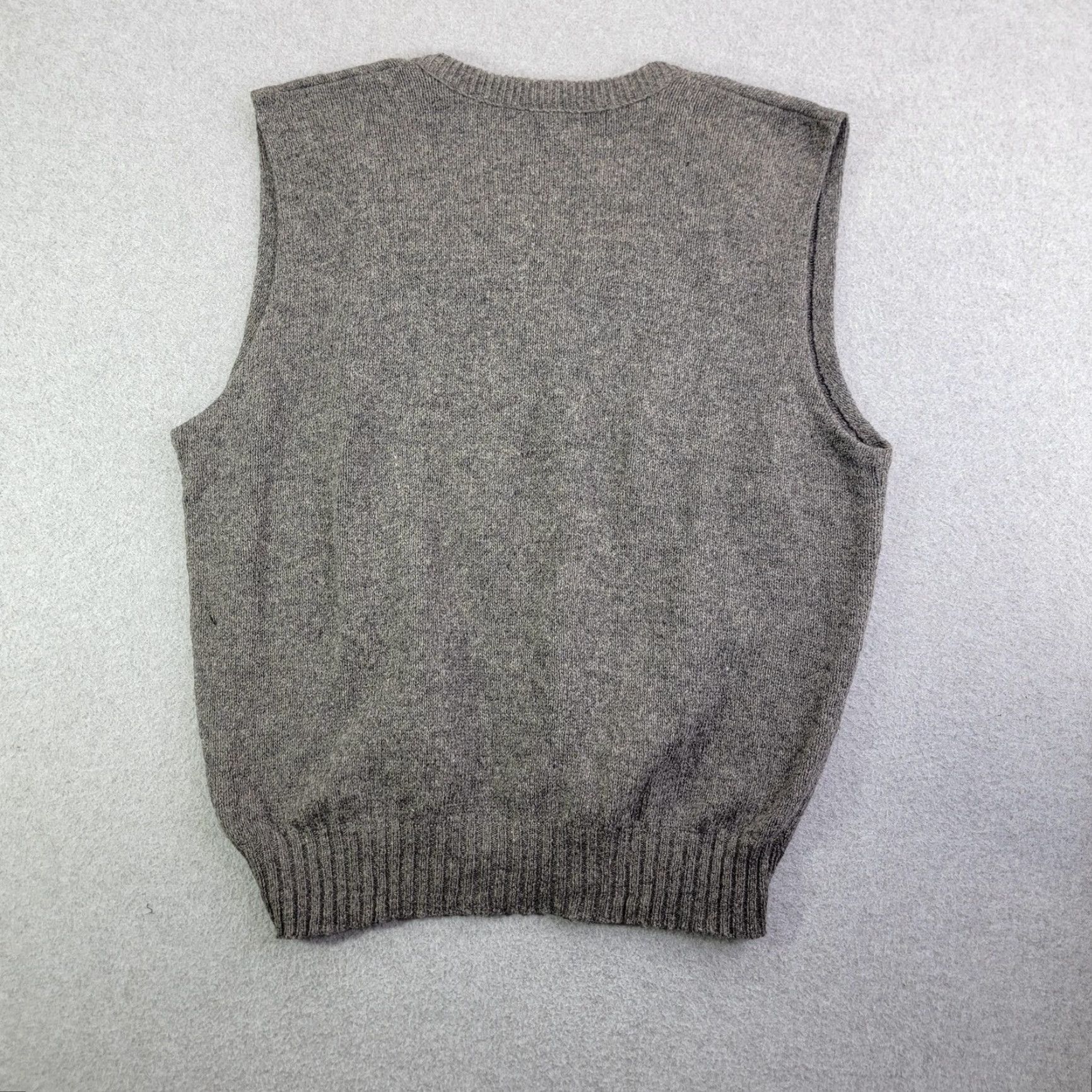 Jantzen Jantzen Sweater Vest Mens Large Gray V-Neck Knit Pullover Sleeveless Made In USA V-Neck Pullover Vest Casual Winter Knit Mens Large Gray Vest Size US L / EU 52-54 / 3 - 4 Thumbnail