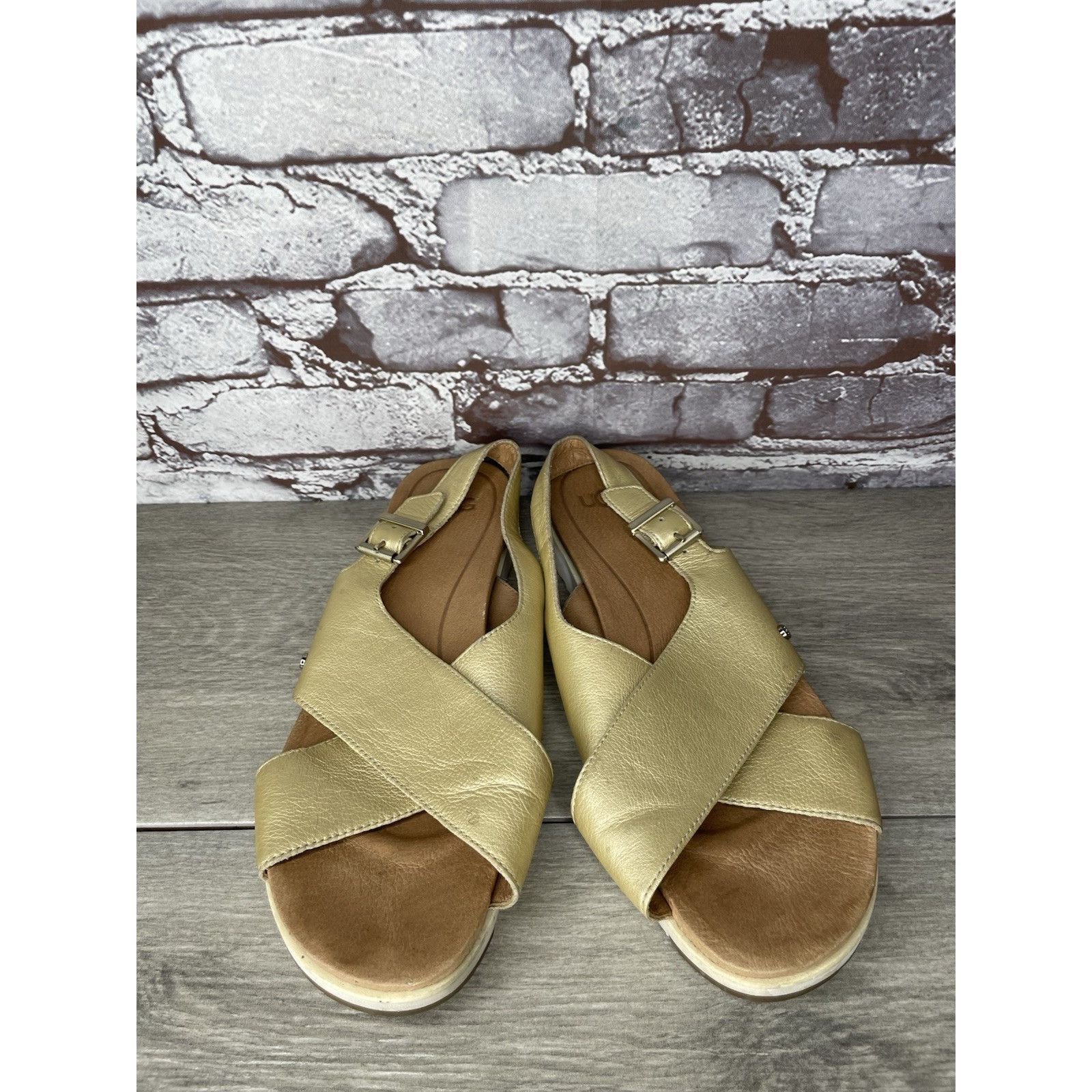 Ugg UGG Gold Leather Kamile Cross Strap Comfort Sandals Women Sz Size US 10 / IT 40 - 3 Thumbnail