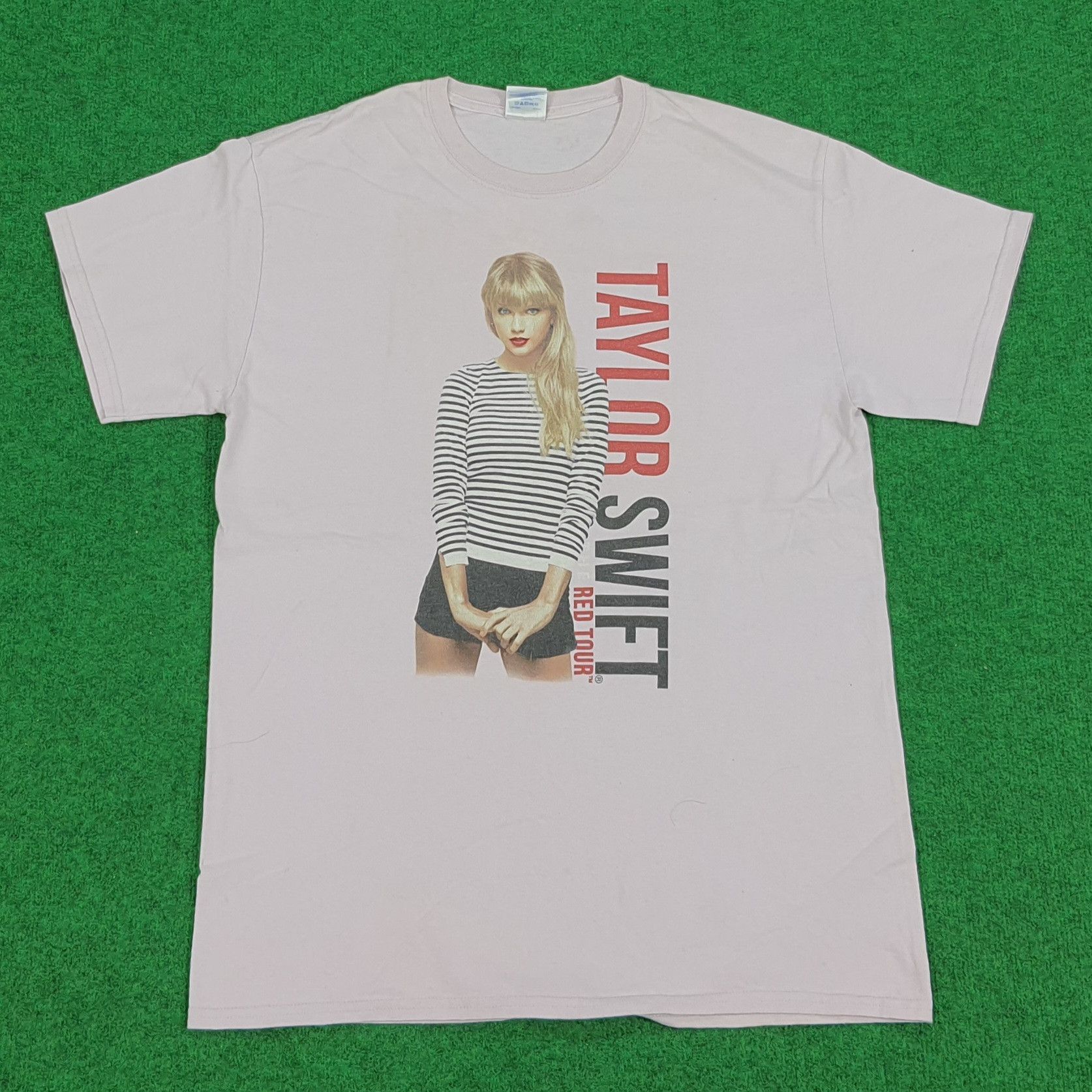 Band Tees × Vintage Vintage Taylor Swift The Red Tour Tshirt Size US M / EU 48-50 / 2 - 1 Thumbnail