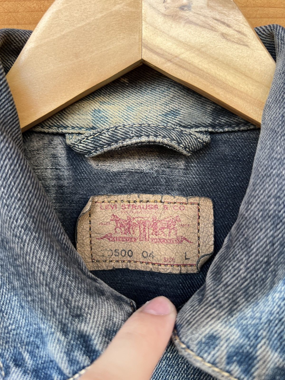 Levi's 90S VINTAGE LEVI’S 70500 OILED CREASE TRUCKER DENIM JACKET Size US L / EU 52-54 / 3 - 8 Thumbnail