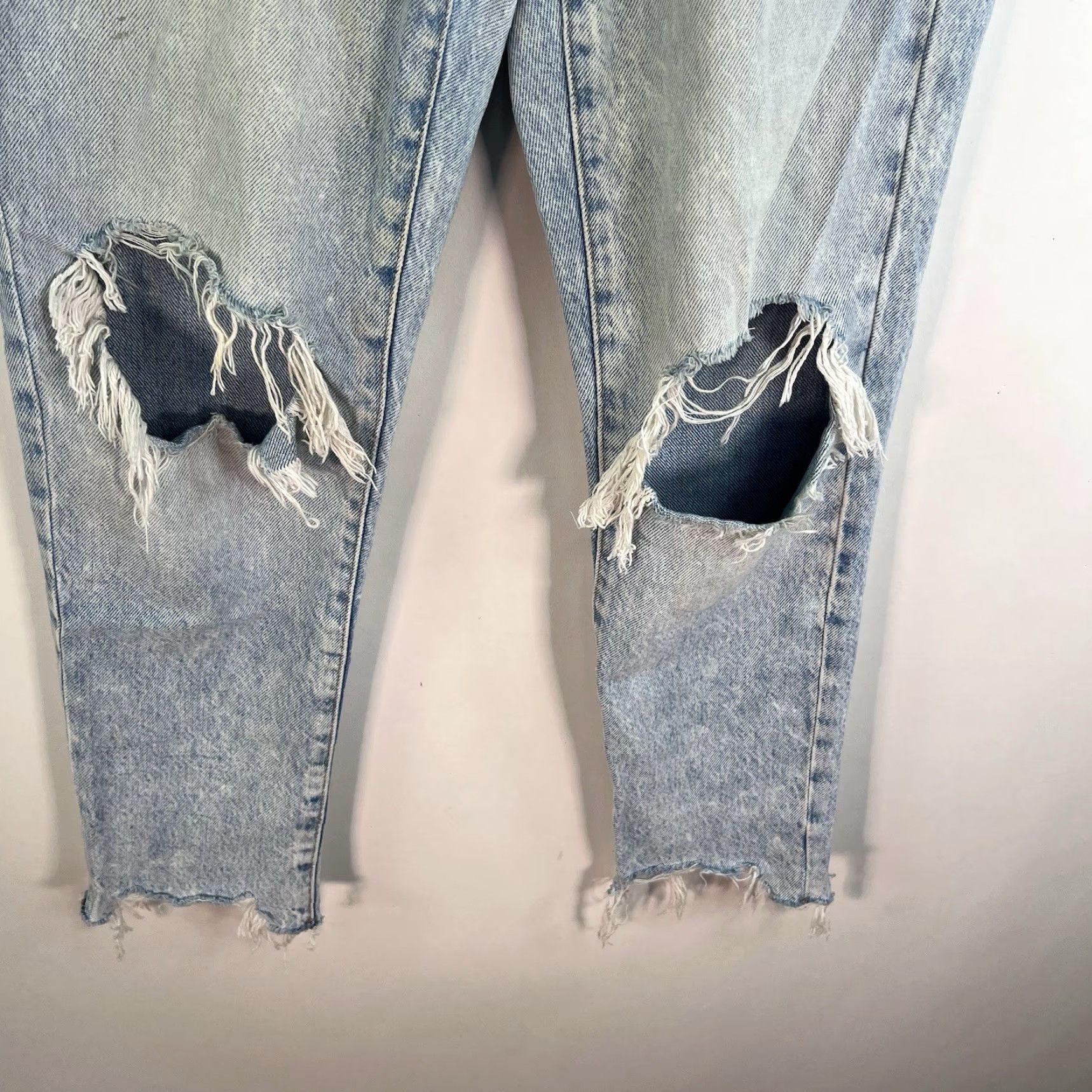 Vintage Garbage Denim Distressed Mom Jeans Women’s Size 1 Blue 27X28 Regular Rise Mid 8.5-10.5 in Zip Closure 5-Pocket Denim Pants Women Size 25" / US 0 / IT 36 - 4 Thumbnail