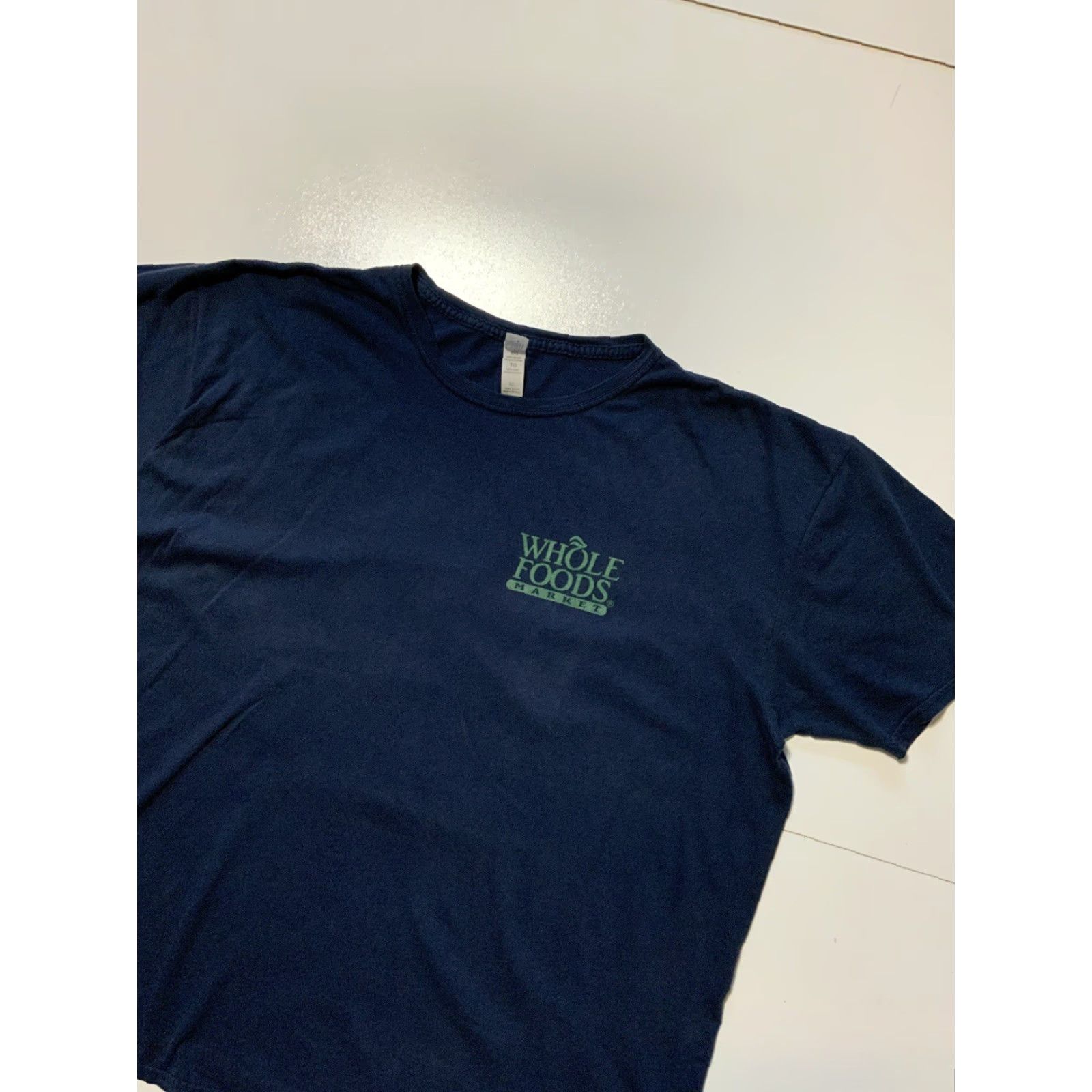 Gildan VINTAGE WholeFoods Market Rockin Since 1980 Guitar Tree Graphic T-Shirt XL Mens Navy Blue Size US XL / EU 56 / 4 - 3 Thumbnail