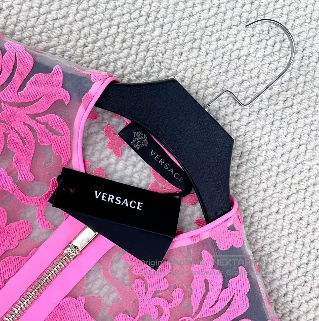 Versace Versace Floral Logo Zip Jacket in Pink. Size M / US 6-8 / IT 42-44 - 3 Thumbnail