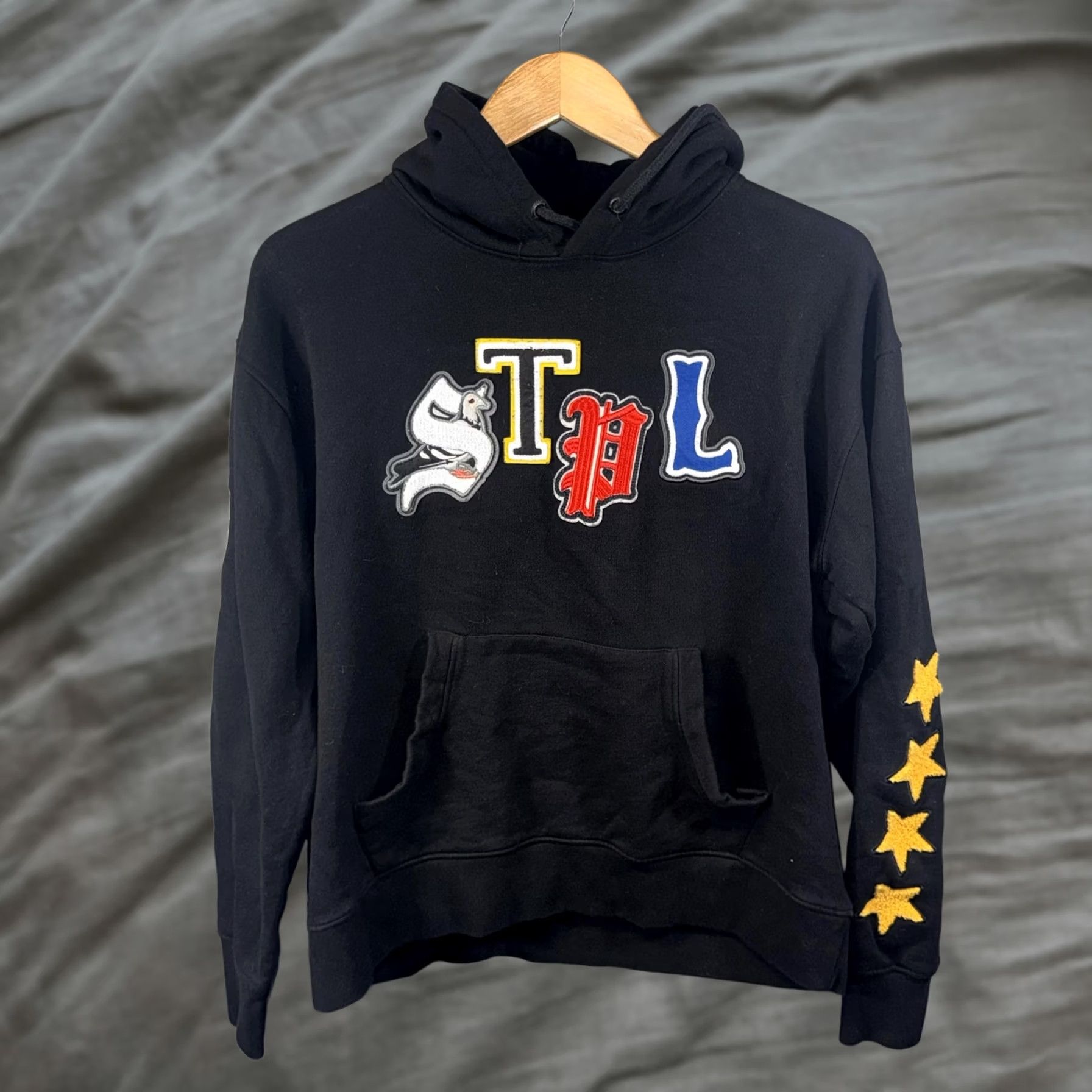 Vintage VINTAGE Staple Hoodie Mens L Black Chenille Patch Applique Stars Pullover Sweatshirt Size US L / EU 52-54 / 3 - 1 Thumbnail