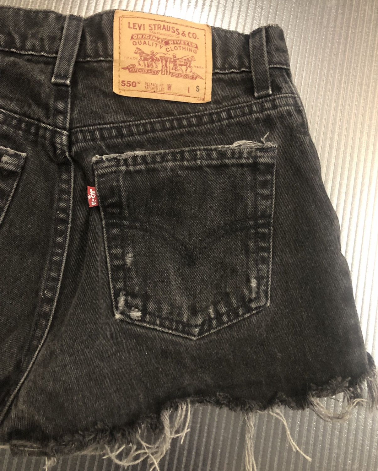 Levi's Levi's 🇺🇸 550 black cutoff shark bite daisy dukes vintage 26 Size 26" / US 2 / IT 38 - 3 Thumbnail
