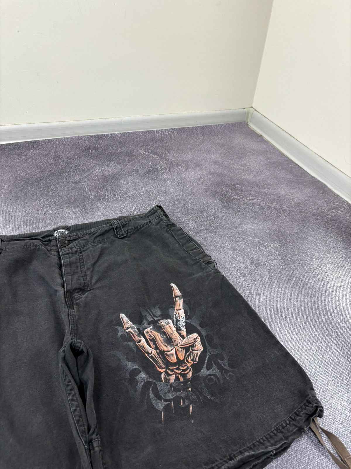 Other Vintage Spiral Death Skull Rock Hype Black Cargo Shorts Size US 38 / EU 54 - 4 Thumbnail