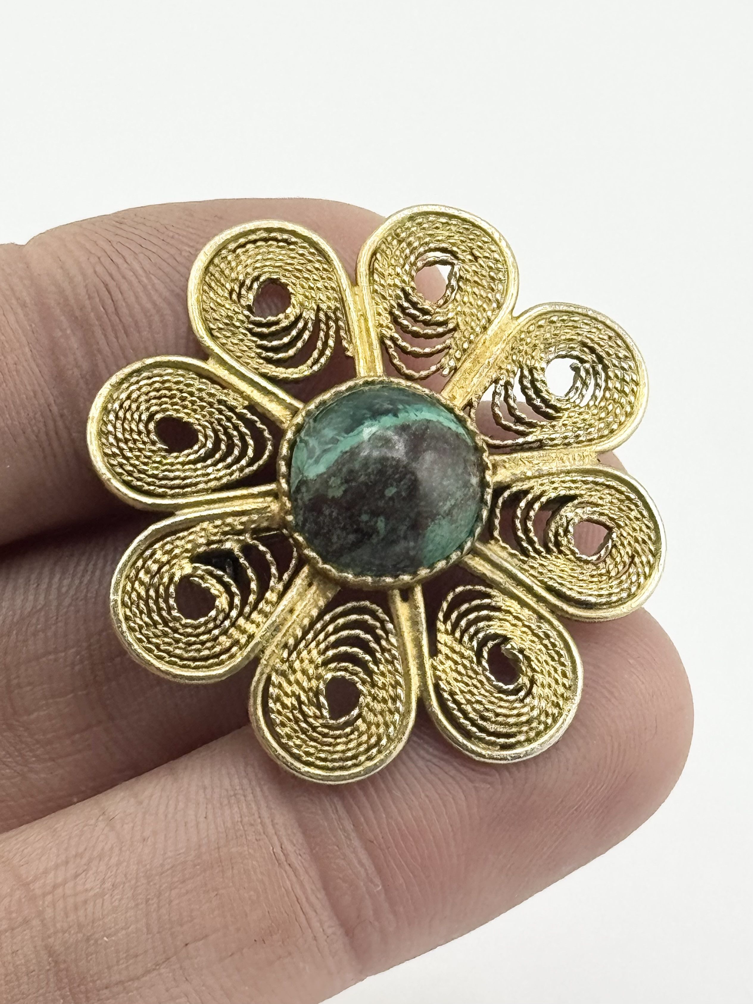 Vintage Vintage green tourmaline stone filigree flower brooch pin Size ONE SIZE - 3 Thumbnail