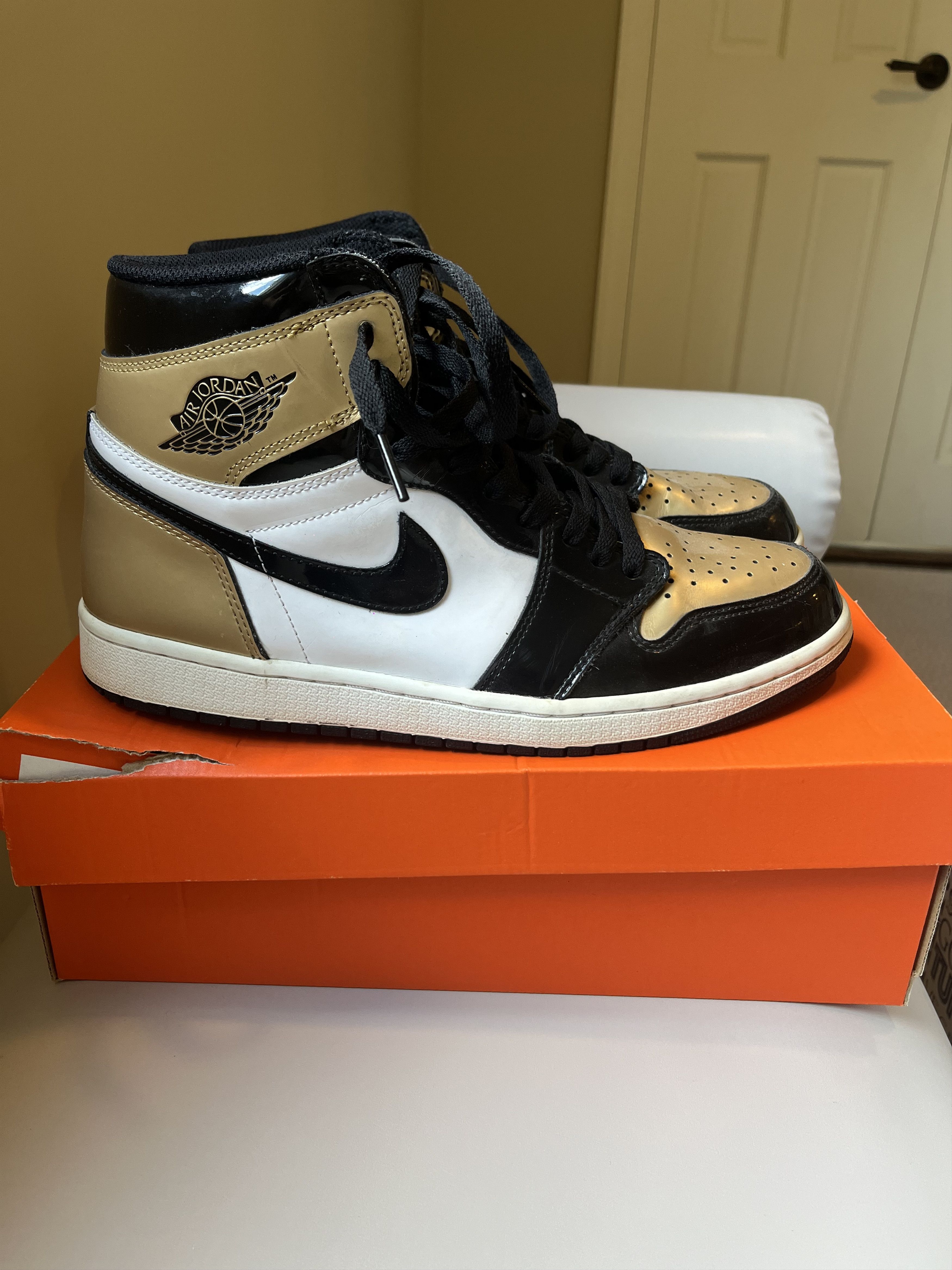 Air Jordan Retro High OG NRG 'Gold Toe'