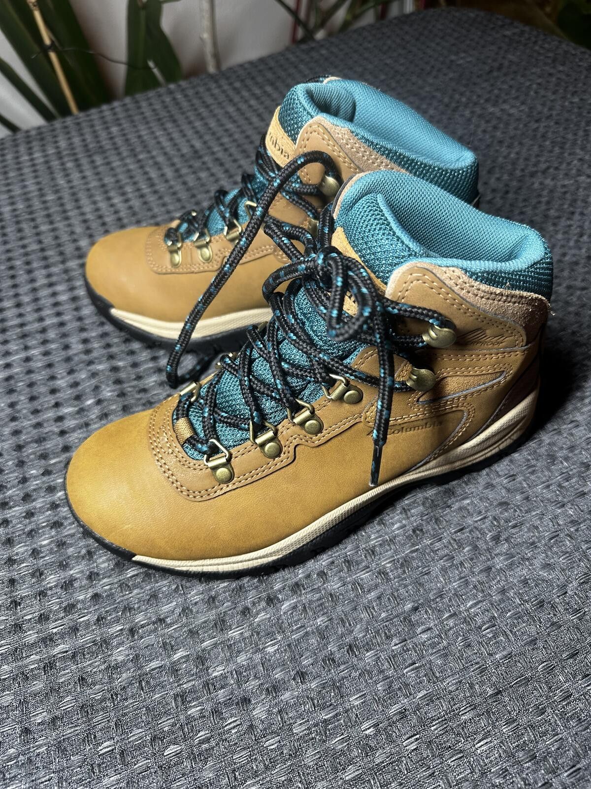 Columbia Columbia Hiking Boots Tan and Blue Size 7 Size ONE SIZE - 8 Thumbnail