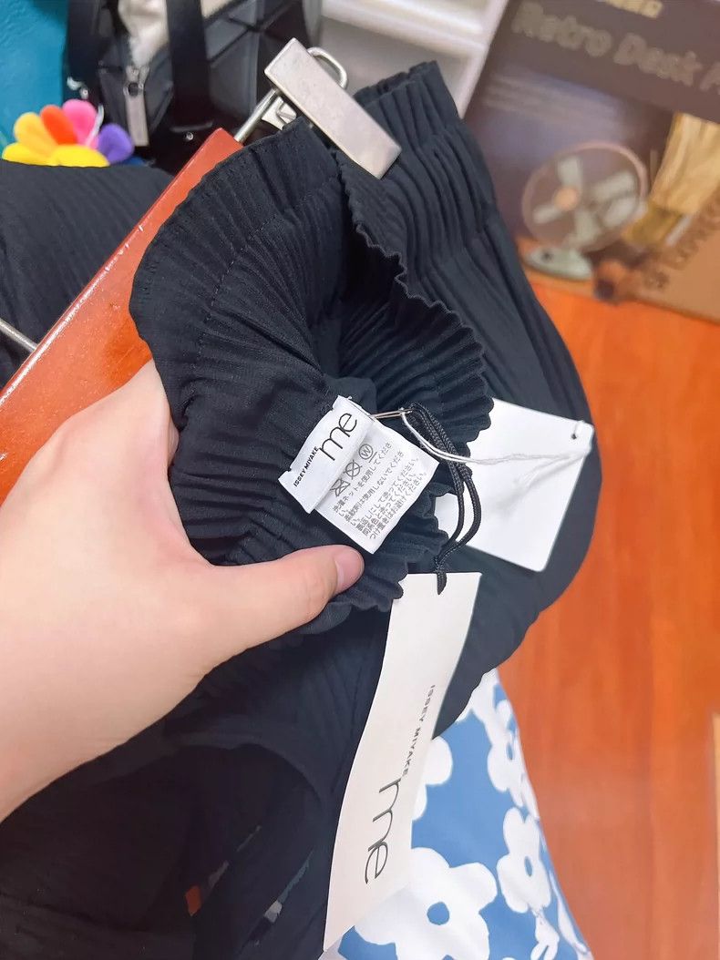 Issey Miyake Issey Miyake size:one size Black pleated skirt Size 42" / US 20 - 8 Thumbnail