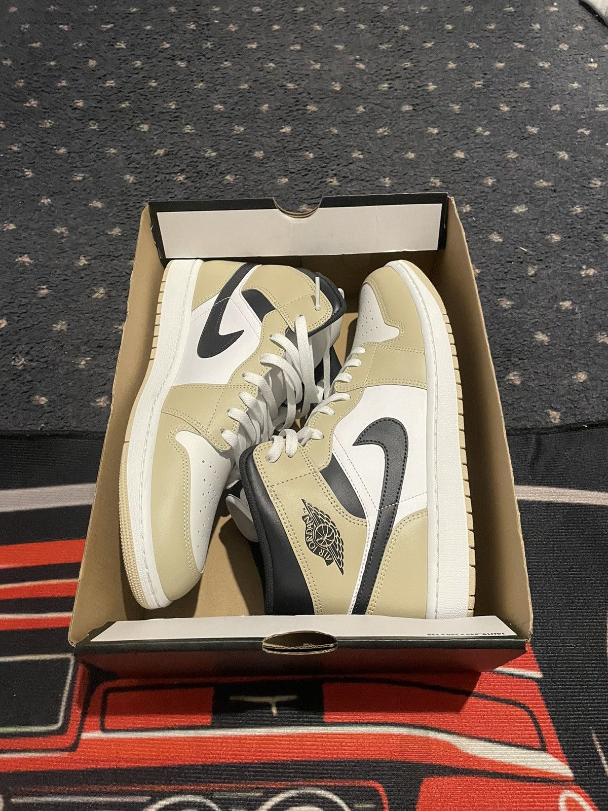 Nike Nike Air Jordan 1 Mid SE in cream and black Size US 12.5 / EU 45-46 - 2 Thumbnail