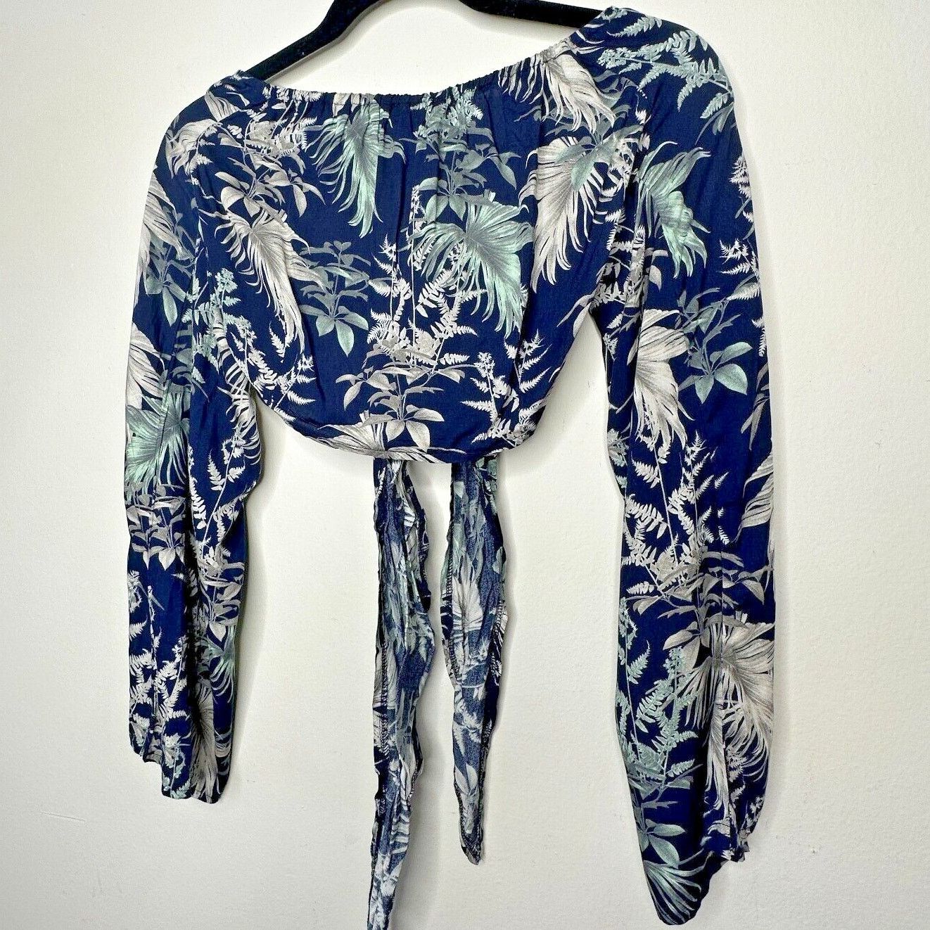 Other NWT PrettyLittleThing Blue Print Tie Bell Sleeve Crop10 Size L / US 10 / IT 46 - 3 Thumbnail