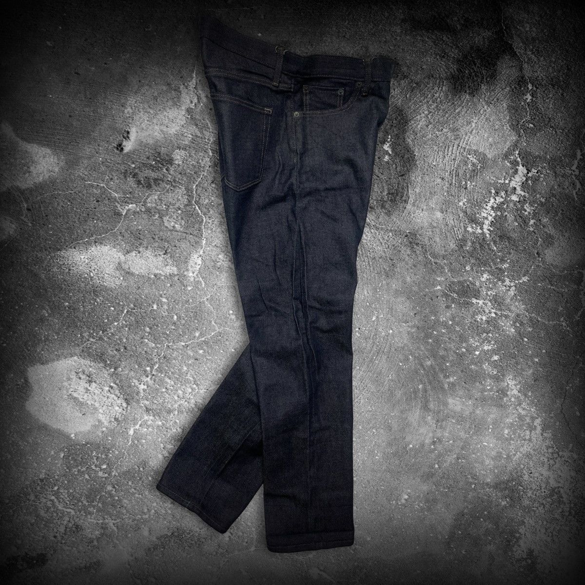 Uniqlo Uniqlo Dark Indigo Jeans Size 33 Straight Fit Size US 33 - 7 Thumbnail
