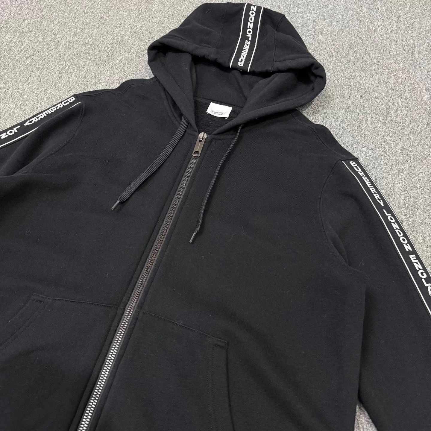 Burberry Burberry black logo arm zip hood jacket M 99new Size US M / EU 48-50 / 2 - 3 Thumbnail