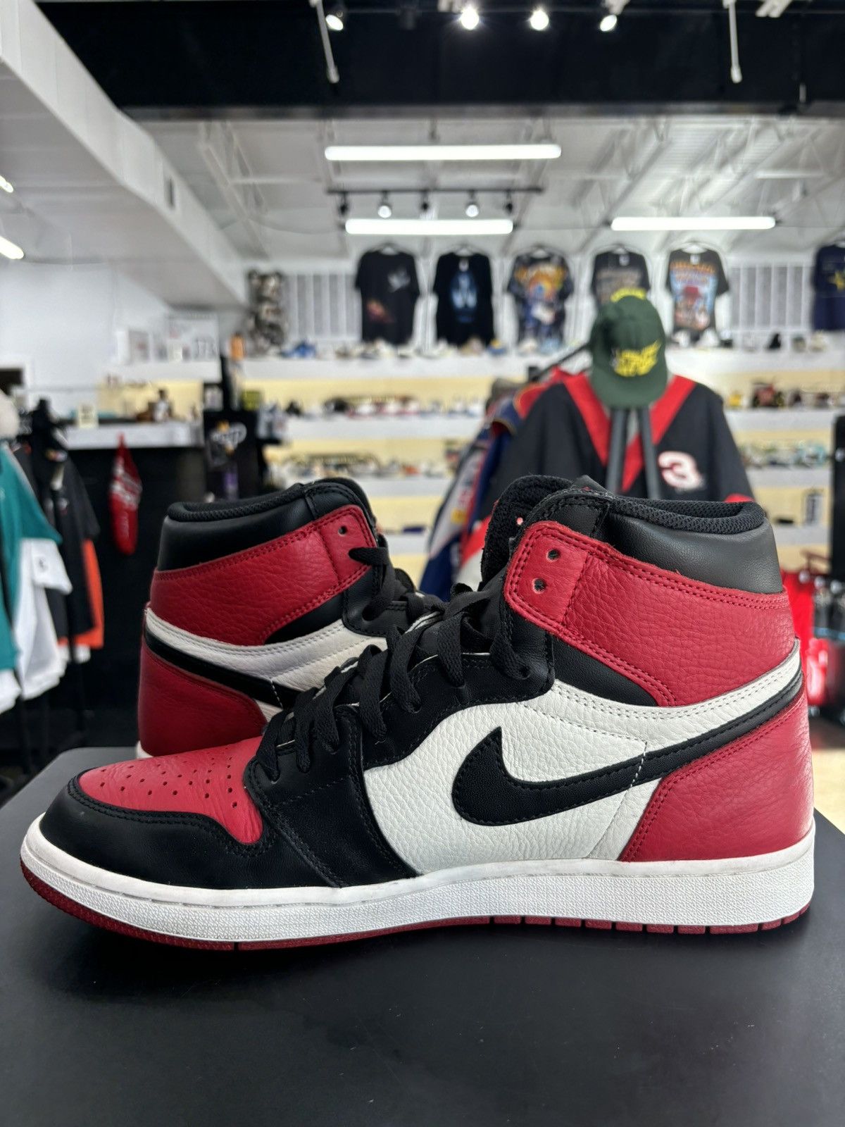 Jordan Brand × Nike Air Jordan 1 Retro Bred Toe Sz. 12 Size US 12 / EU 45 - 5 Thumbnail